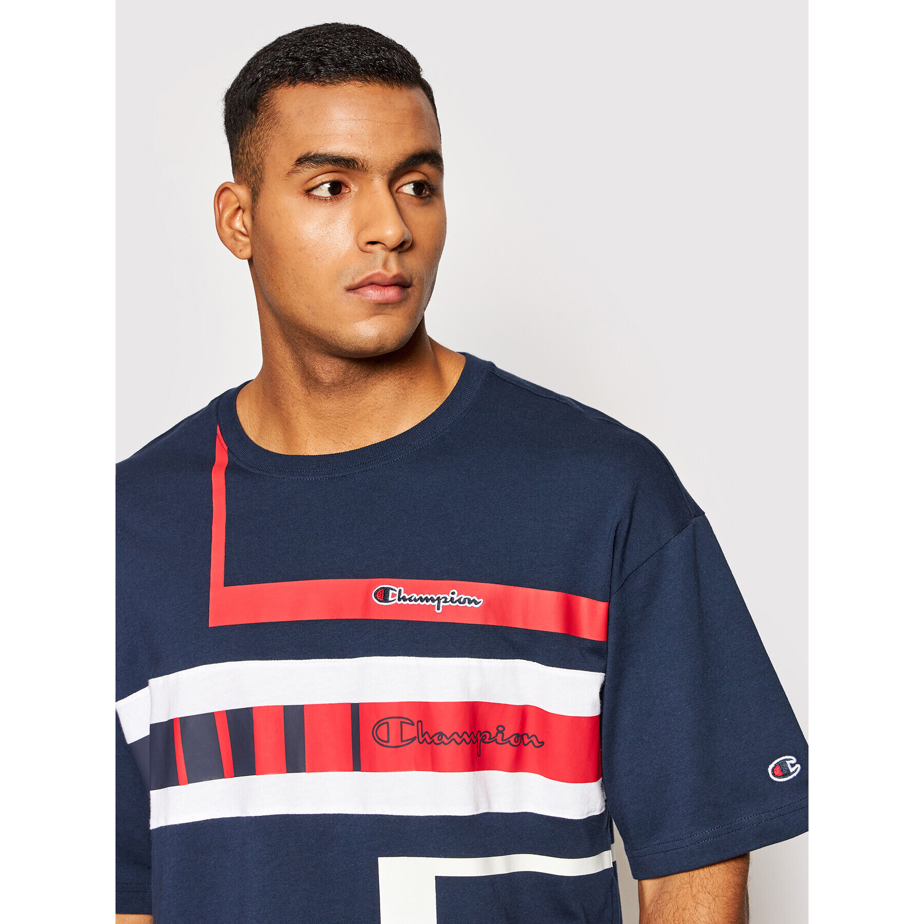 Champion T-Shirt Script Logo Stripe 216487 Tmavomodrá Custom Fit - Pepit.cz