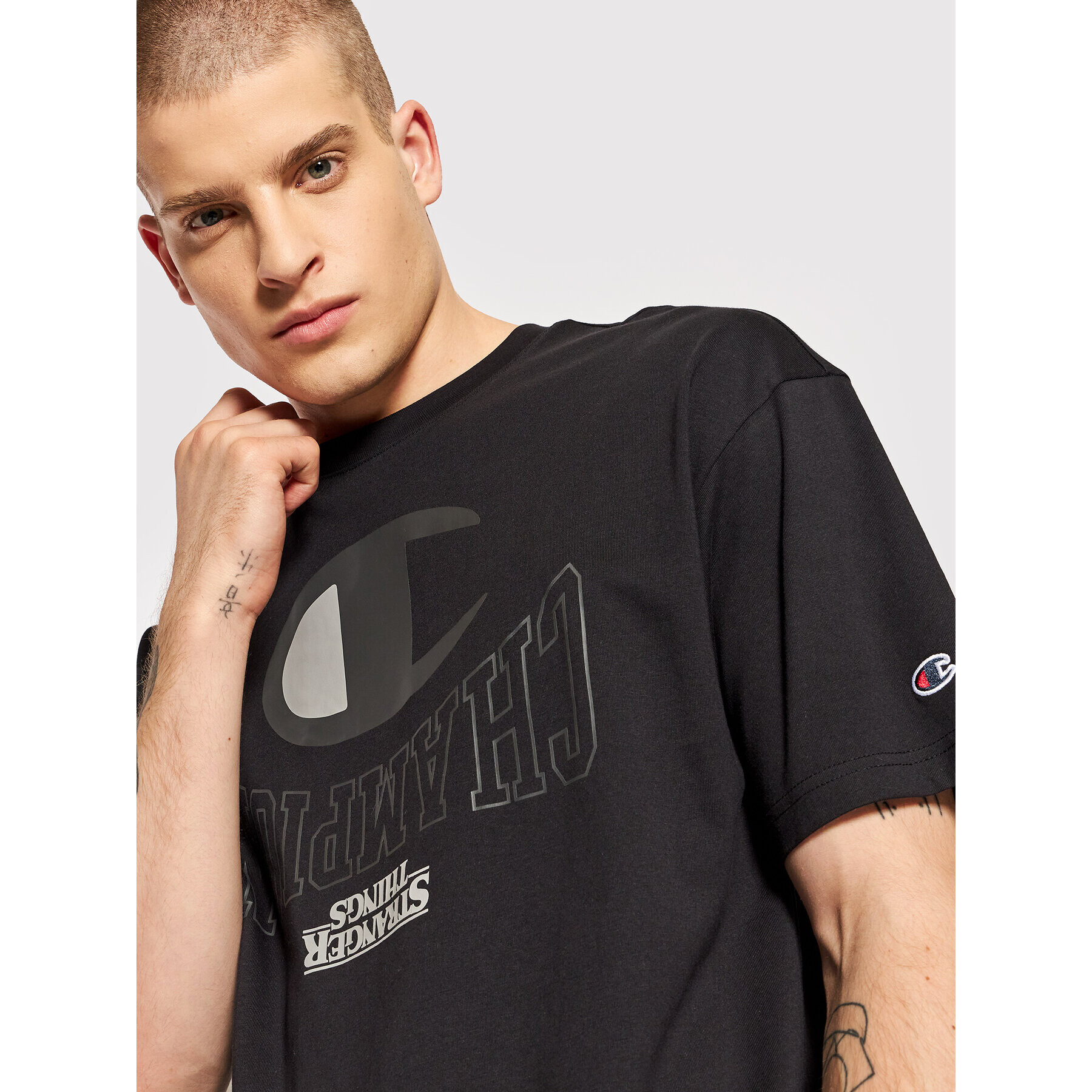 Champion T-Shirt Unisex STRANGER THINGS Logo 217757 Černá Custom Fit - Pepit.cz