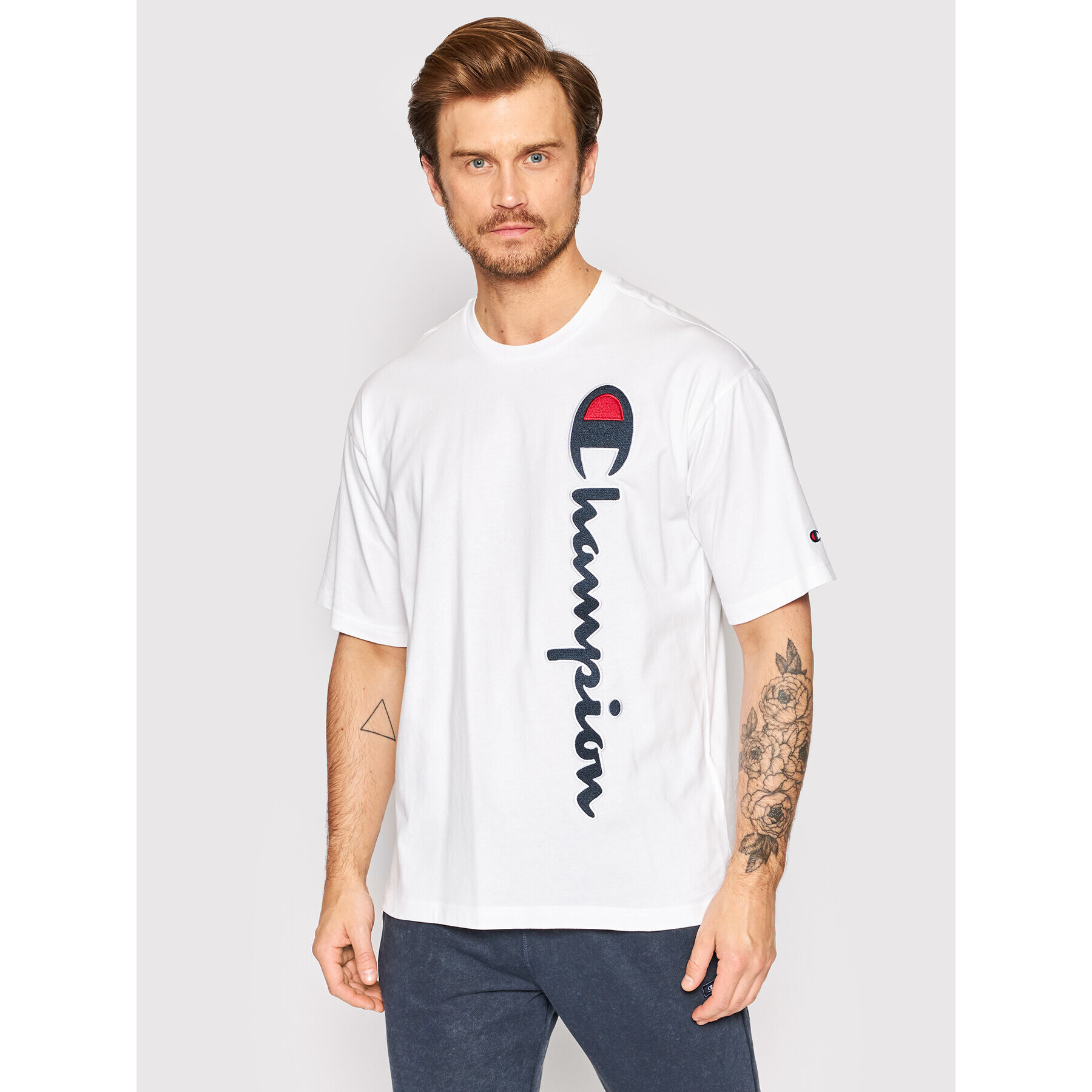 Champion T-Shirt Vertical Script Logo 217070 Bílá Custom Fit - Pepit.cz