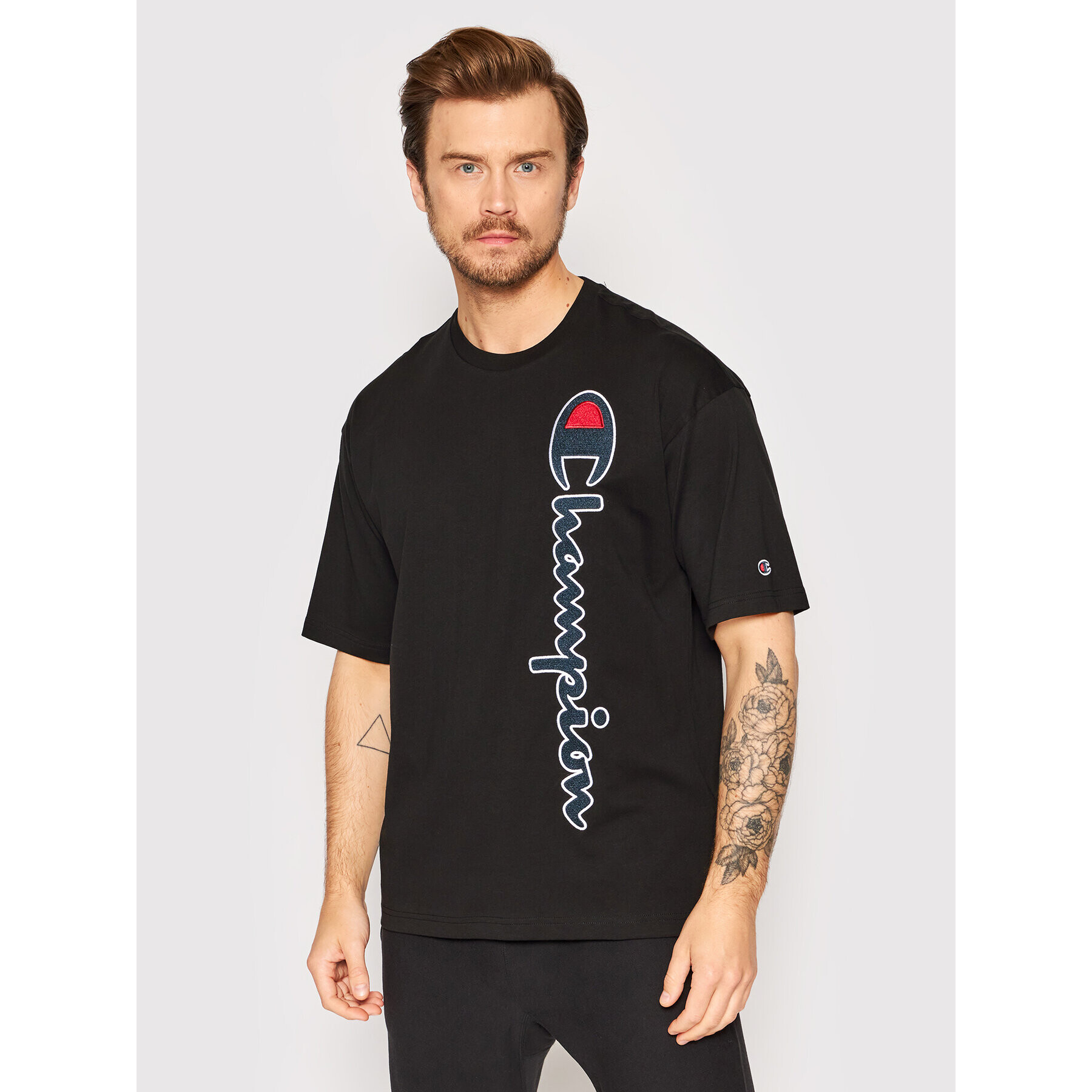 Champion T-Shirt Vertical Script Logo 217070 Černá Custom Fit - Pepit.cz