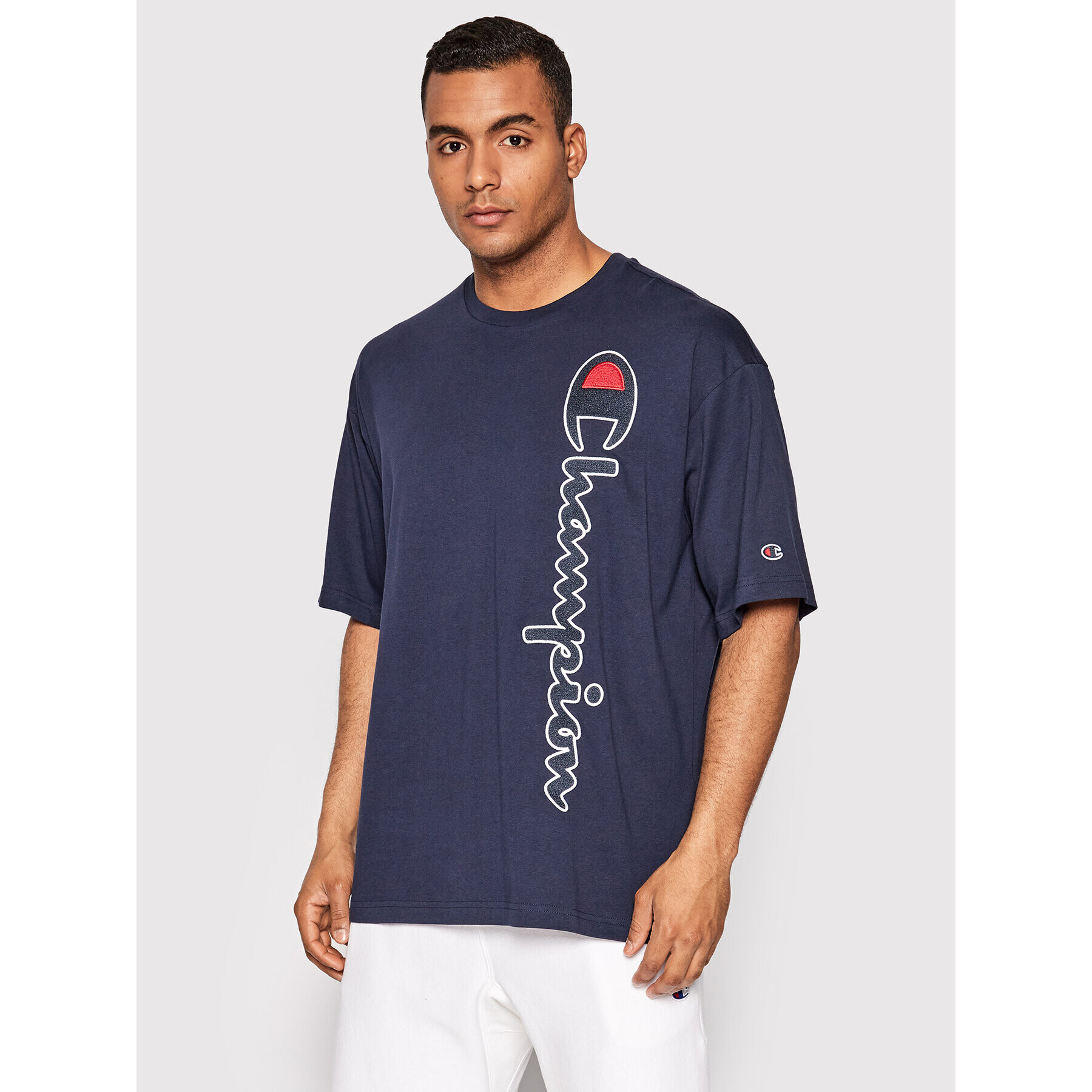 Champion T-Shirt Vertical Script Logo 217070 Tmavomodrá Custom Fit - Pepit.cz