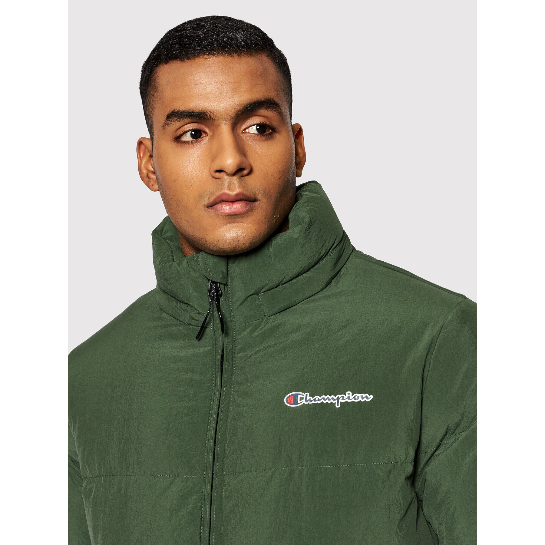 Champion Vatovaná bunda High Neck Script Logo 216953 Zelená Regular Fit - Pepit.cz