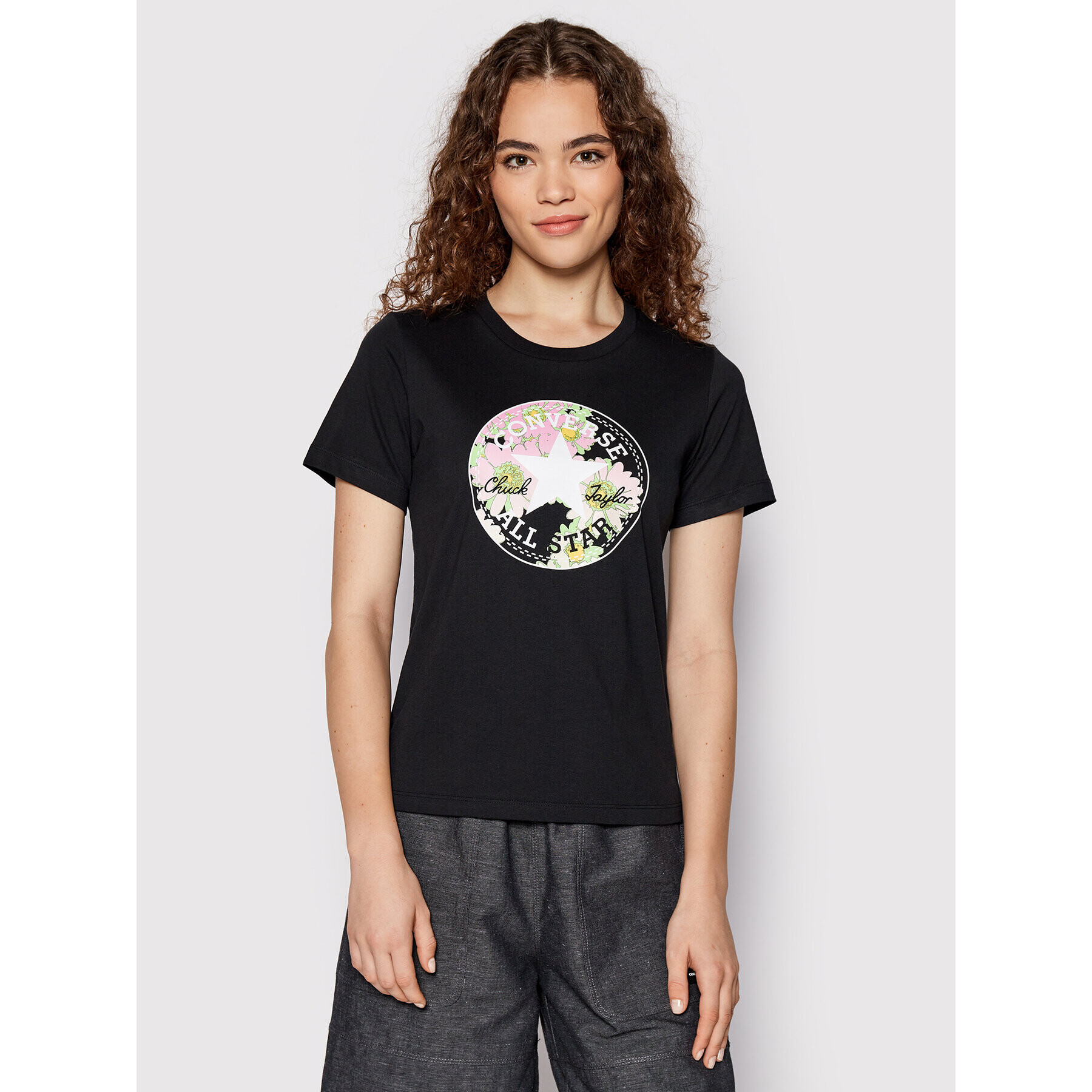 Converse T-Shirt Flower Patch 10023217-A01 Černá Standard Fit - Pepit.cz