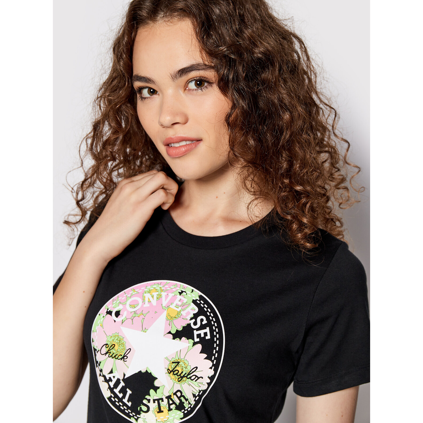 Converse T-Shirt Flower Patch 10023217-A01 Černá Standard Fit - Pepit.cz