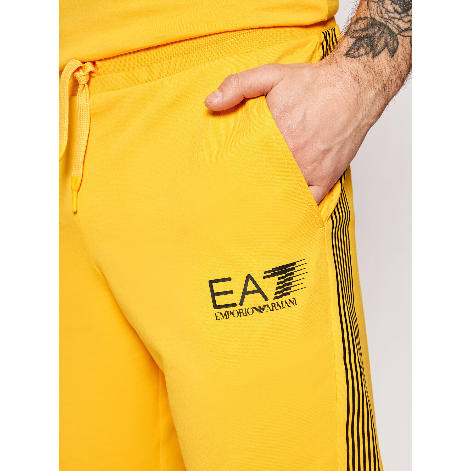 EA7 Emporio Armani Sportovní kraťasy 3KPS67 PJ05Z Žlutá Regular Fit - Pepit.cz