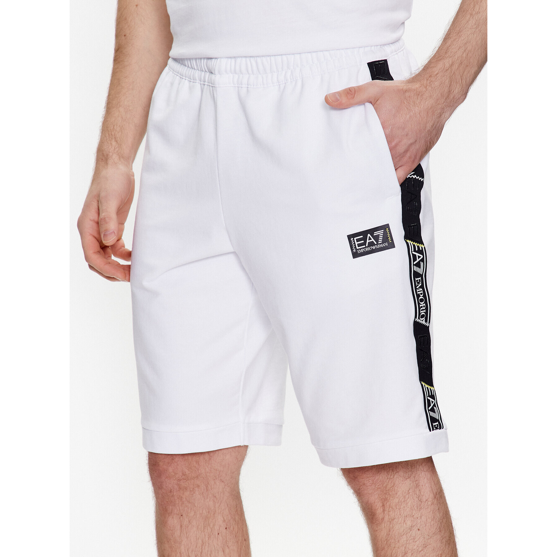 EA7 Emporio Armani Sportovní kraťasy 3RPS56 PJ05Z 1100 Bílá Regular Fit - Pepit.cz