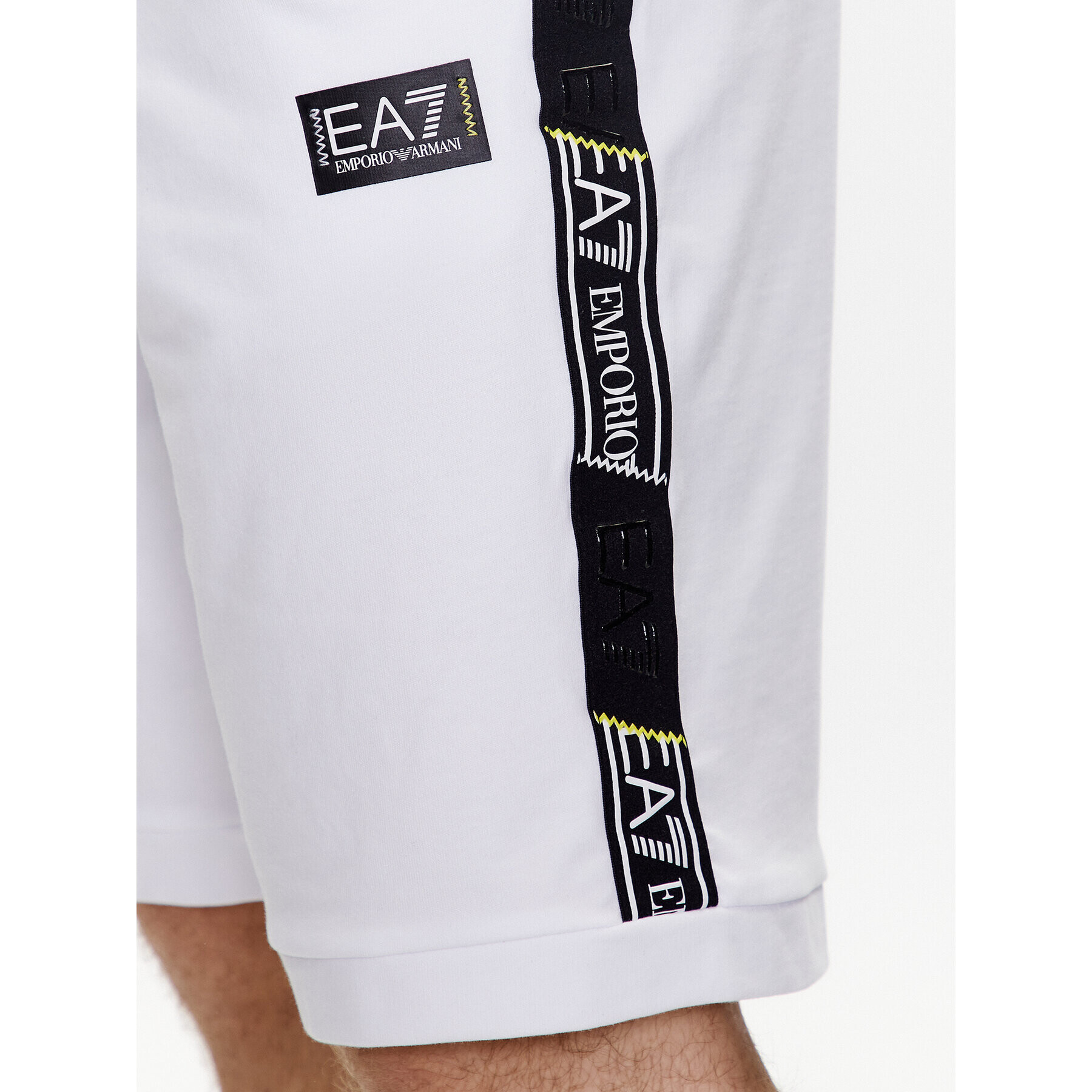 EA7 Emporio Armani Sportovní kraťasy 3RPS56 PJ05Z 1100 Bílá Regular Fit - Pepit.cz