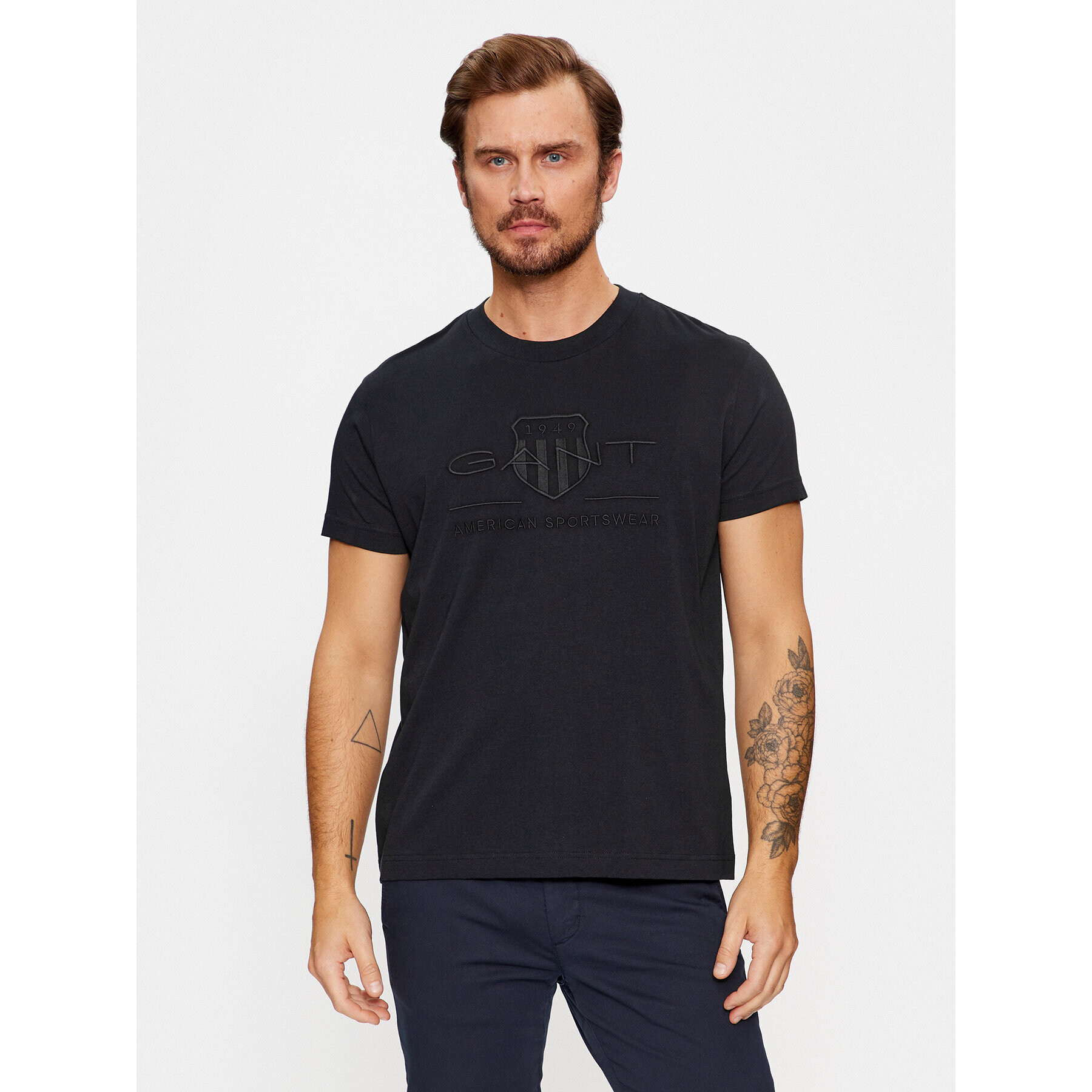 Gant T-Shirt Reg Tonal Shield Ss 2003140 Černá Regular Fit - Pepit.cz