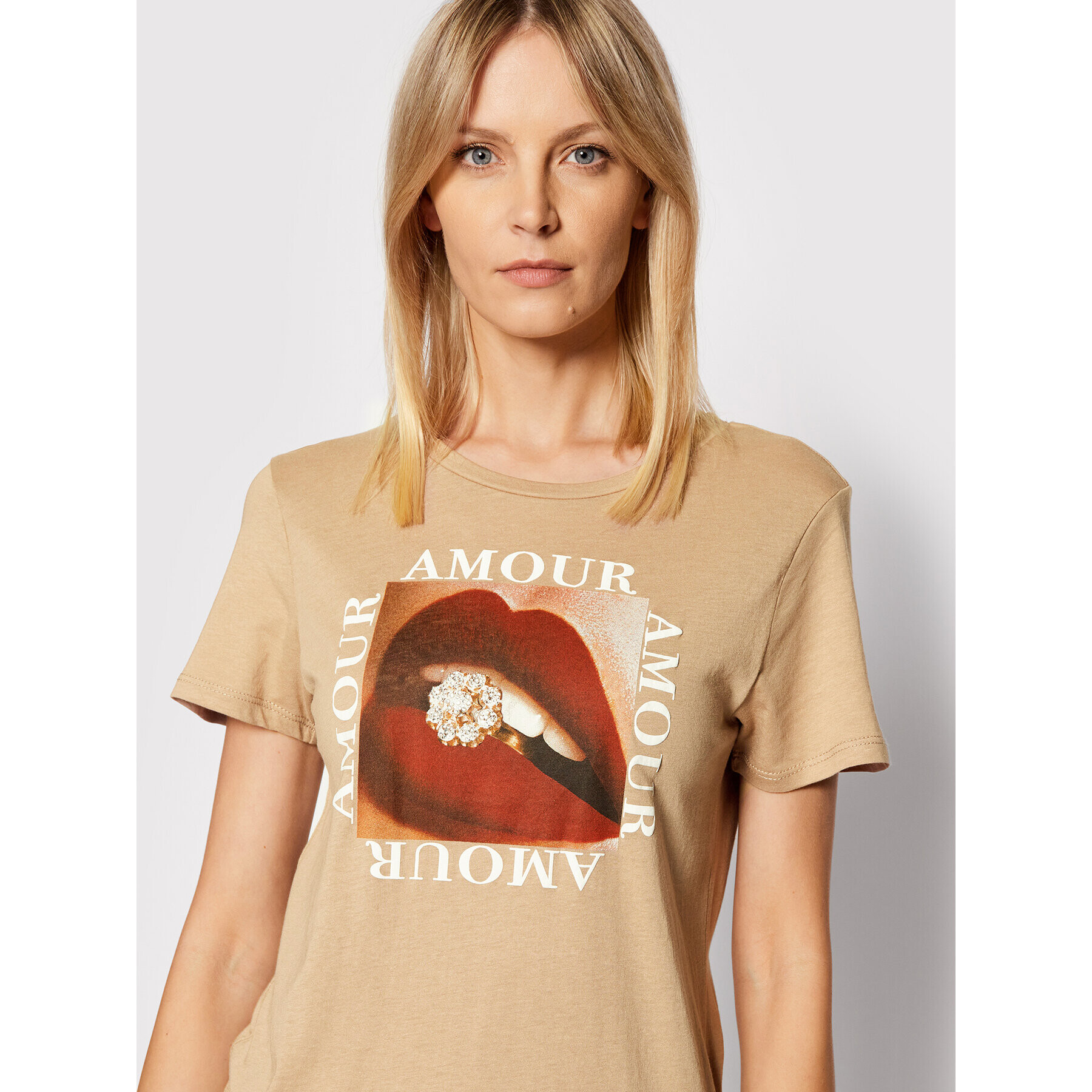 Guess T-Shirt Amour W2RI18 K9TD3 Béžová Regular Fit - Pepit.cz