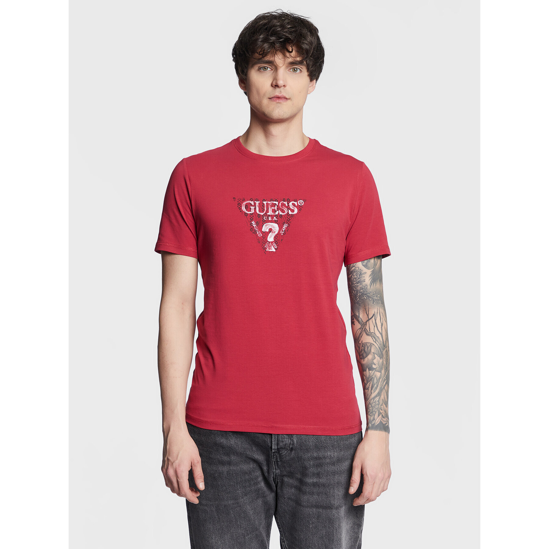 Guess T-Shirt Geo Triangle M3GI23 J1314 Bordó Slim Fit - Pepit.cz