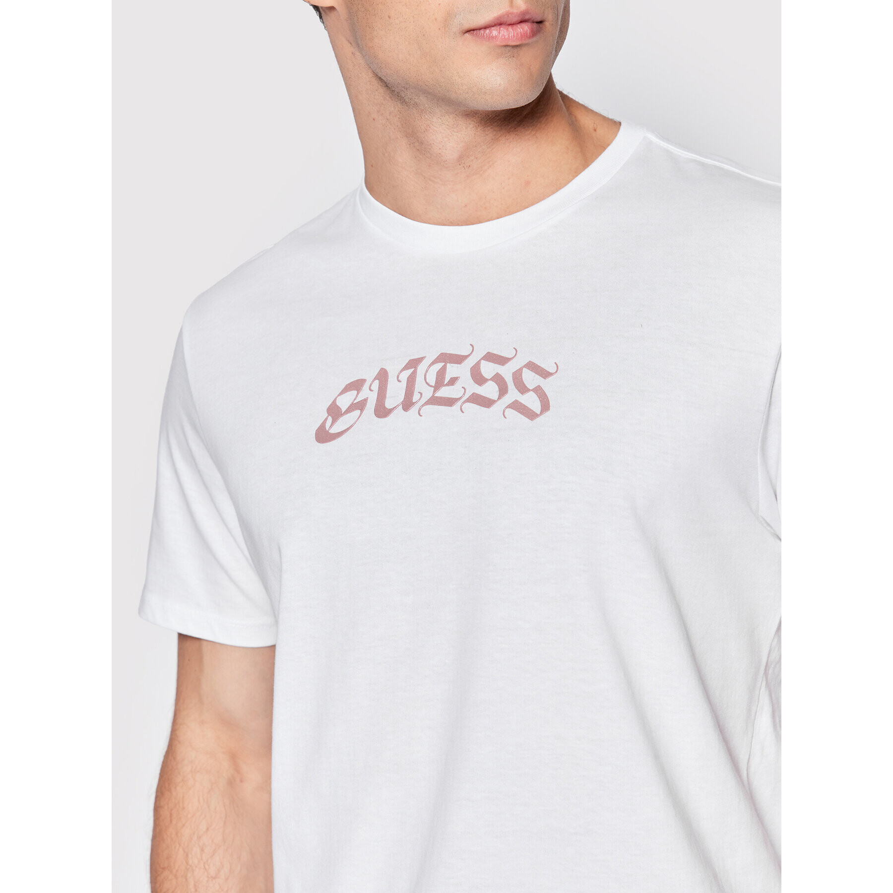 Guess T-Shirt Old English Logo M2YI12 K9RM1 Bílá Regular Fit - Pepit.cz