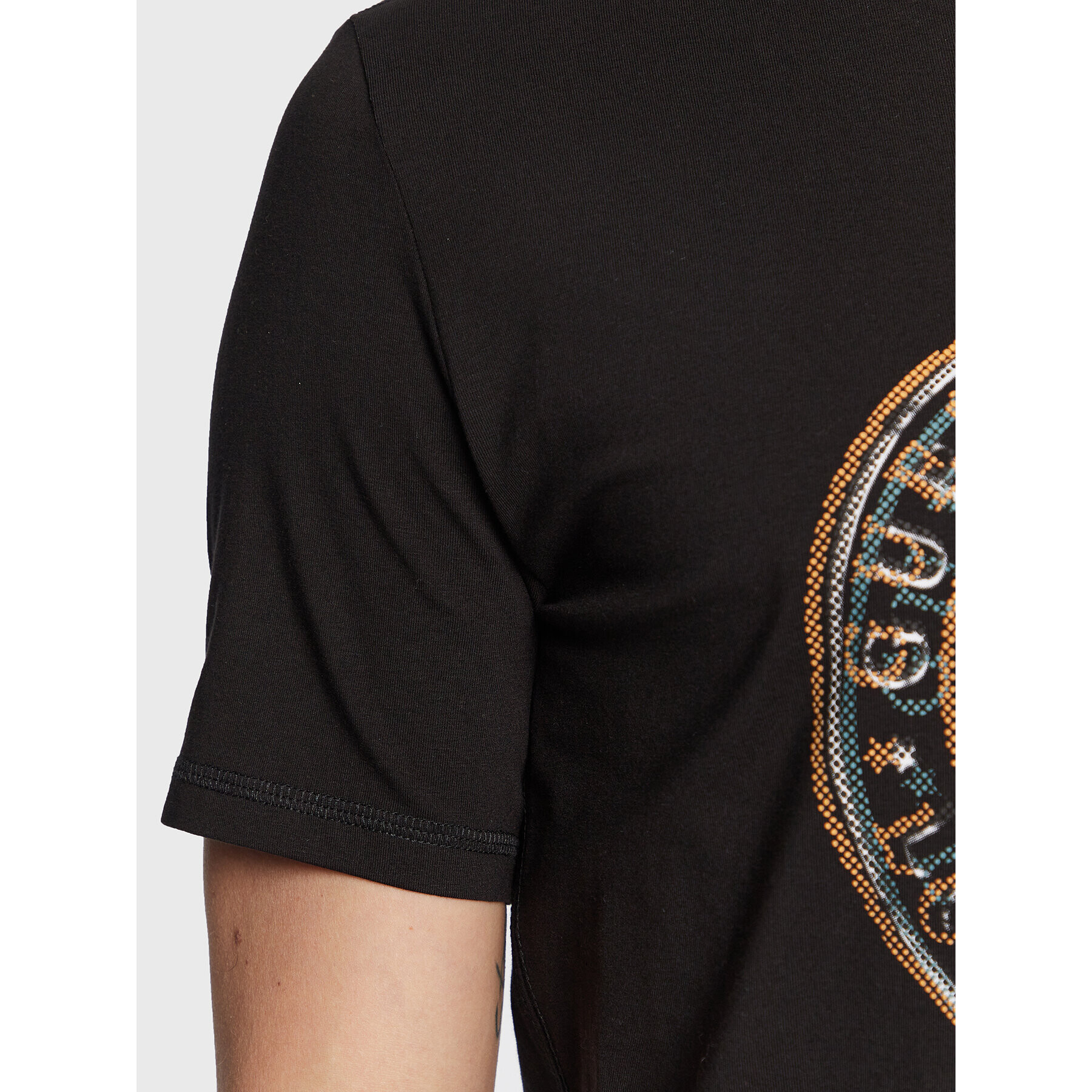 Guess T-Shirt Round Logo M3GI11 J1314 Černá Slim Fit - Pepit.cz