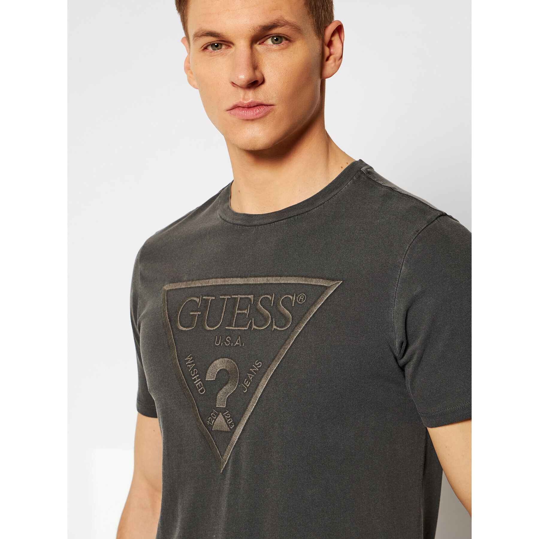 Guess T-Shirt Triangle M0BI1J R9YK0 Šedá Slim Fit - Pepit.cz