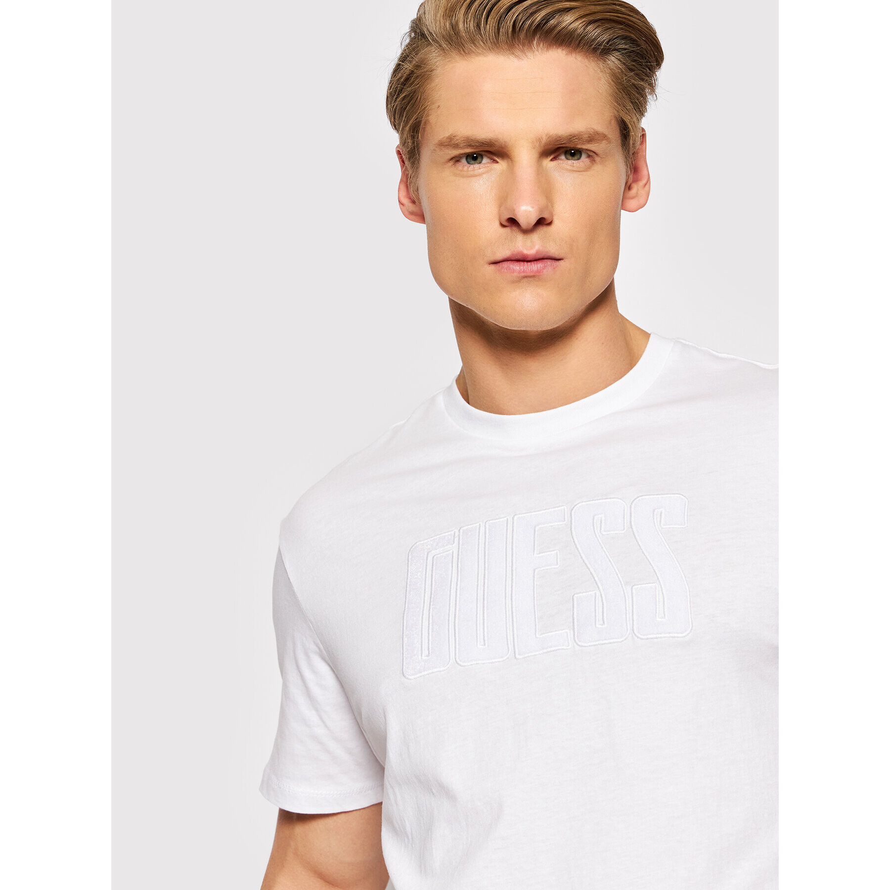 Guess T-Shirt Velvet Applique Logo MBRI25 KAVR5 Bílá Regular Fit - Pepit.cz