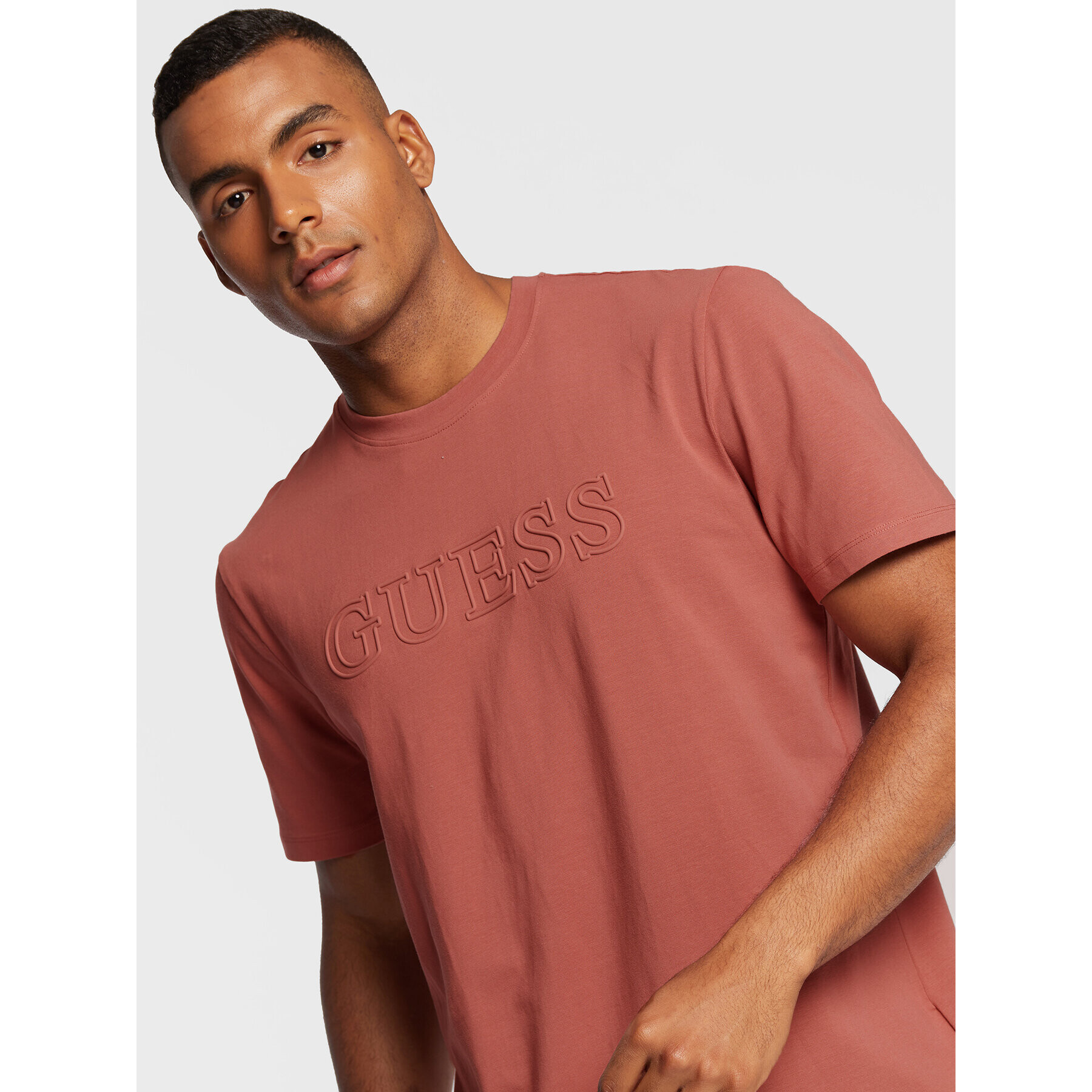 Guess T-Shirt Z2YI11 J1311 Bordó Regular Fit - Pepit.cz