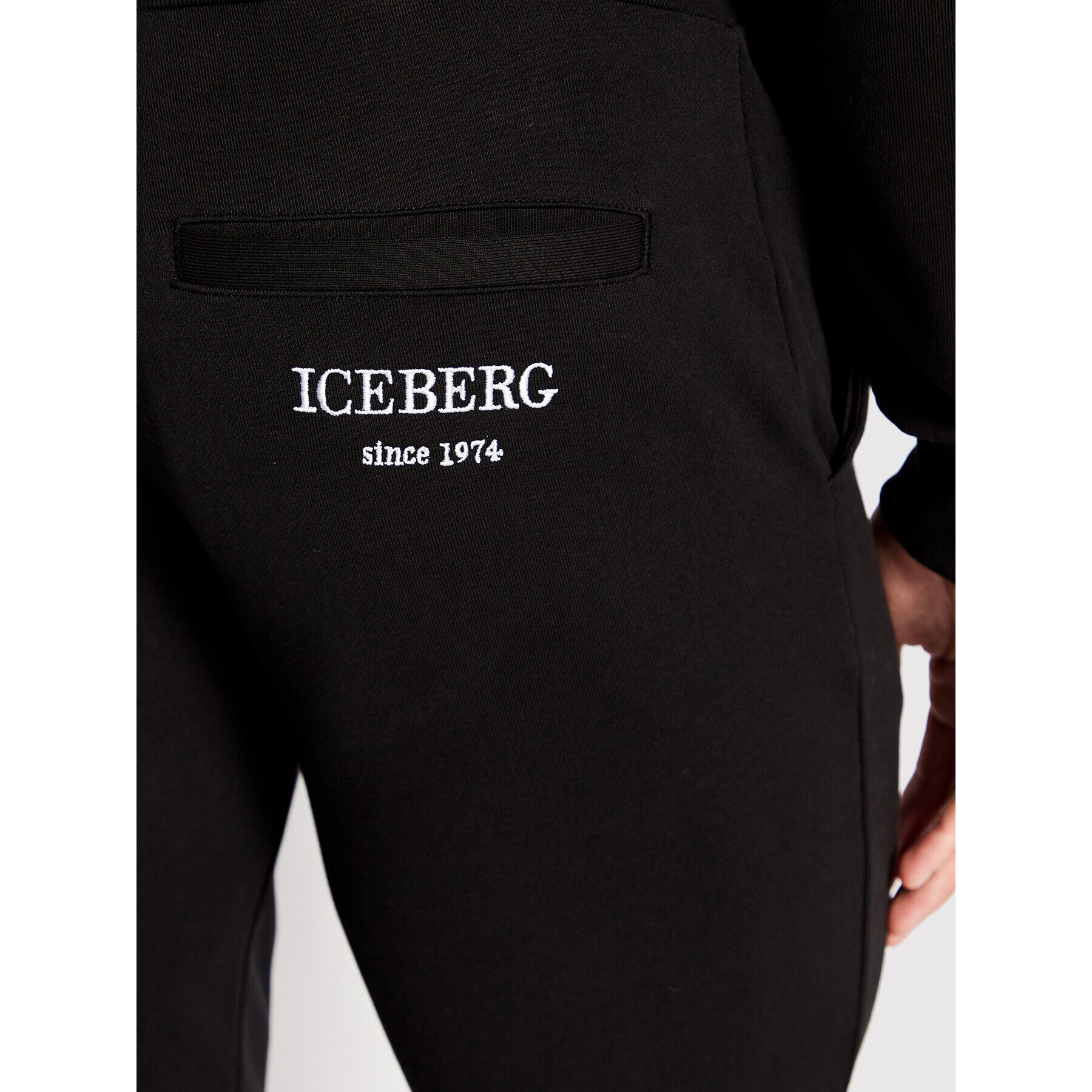 Iceberg Teplákové kalhoty 22II1PB0106300 Černá Regular Fit - Pepit.cz