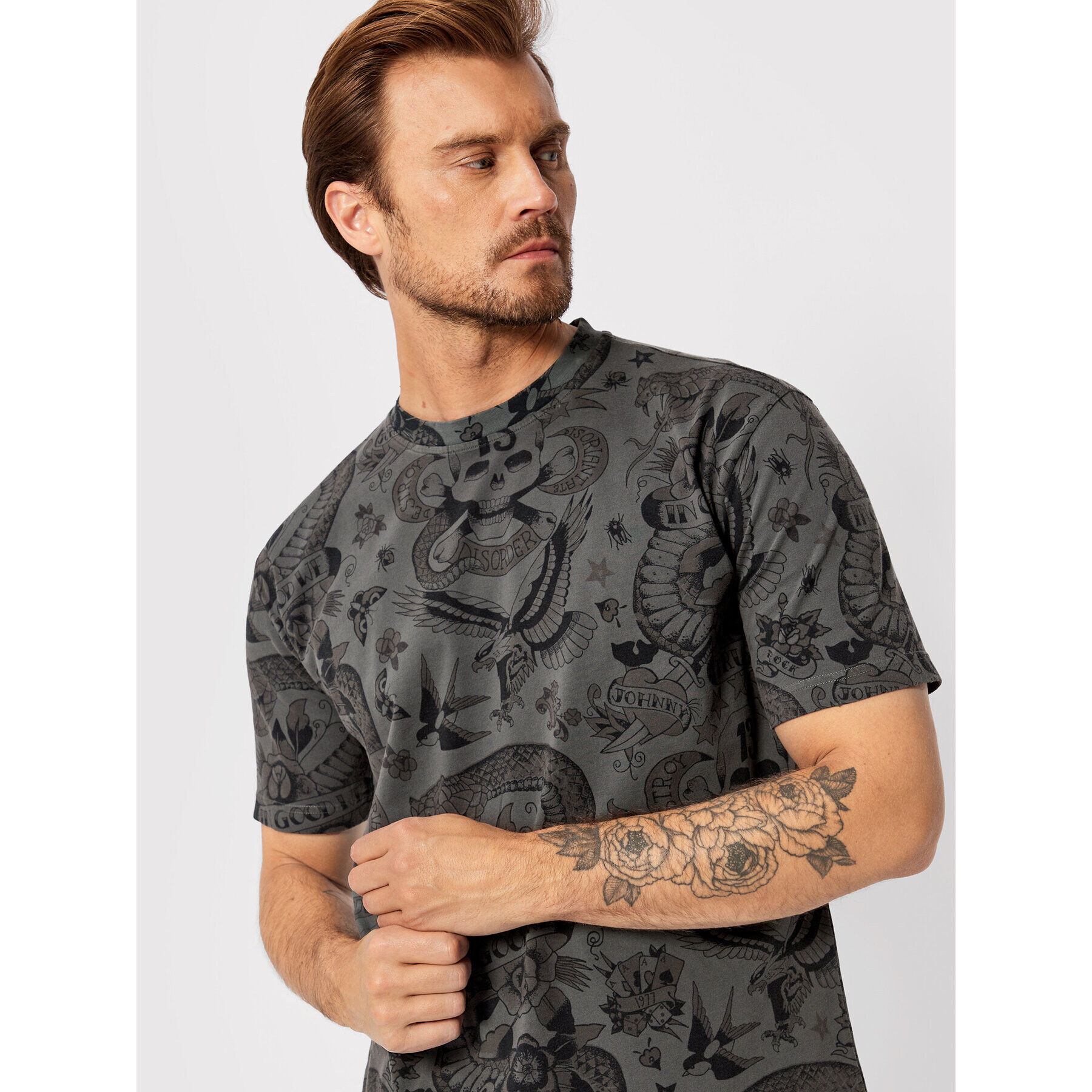 John Richmond T-Shirt Tattoo Print RMA22077TS Šedá Regular Fit - Pepit.cz