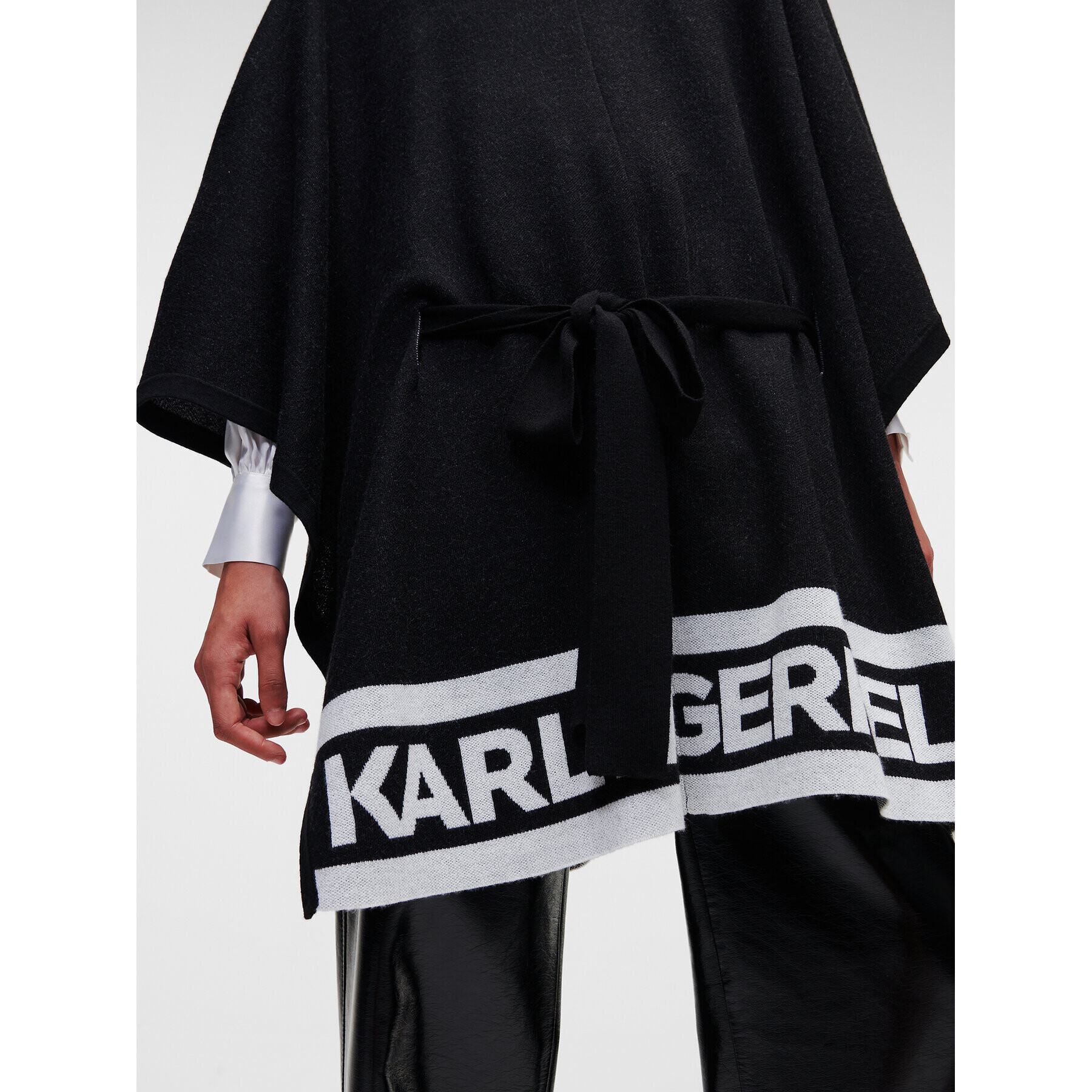 KARL LAGERFELD Pončo Logo 226W2010 Černá Relaxed Fit - Pepit.cz