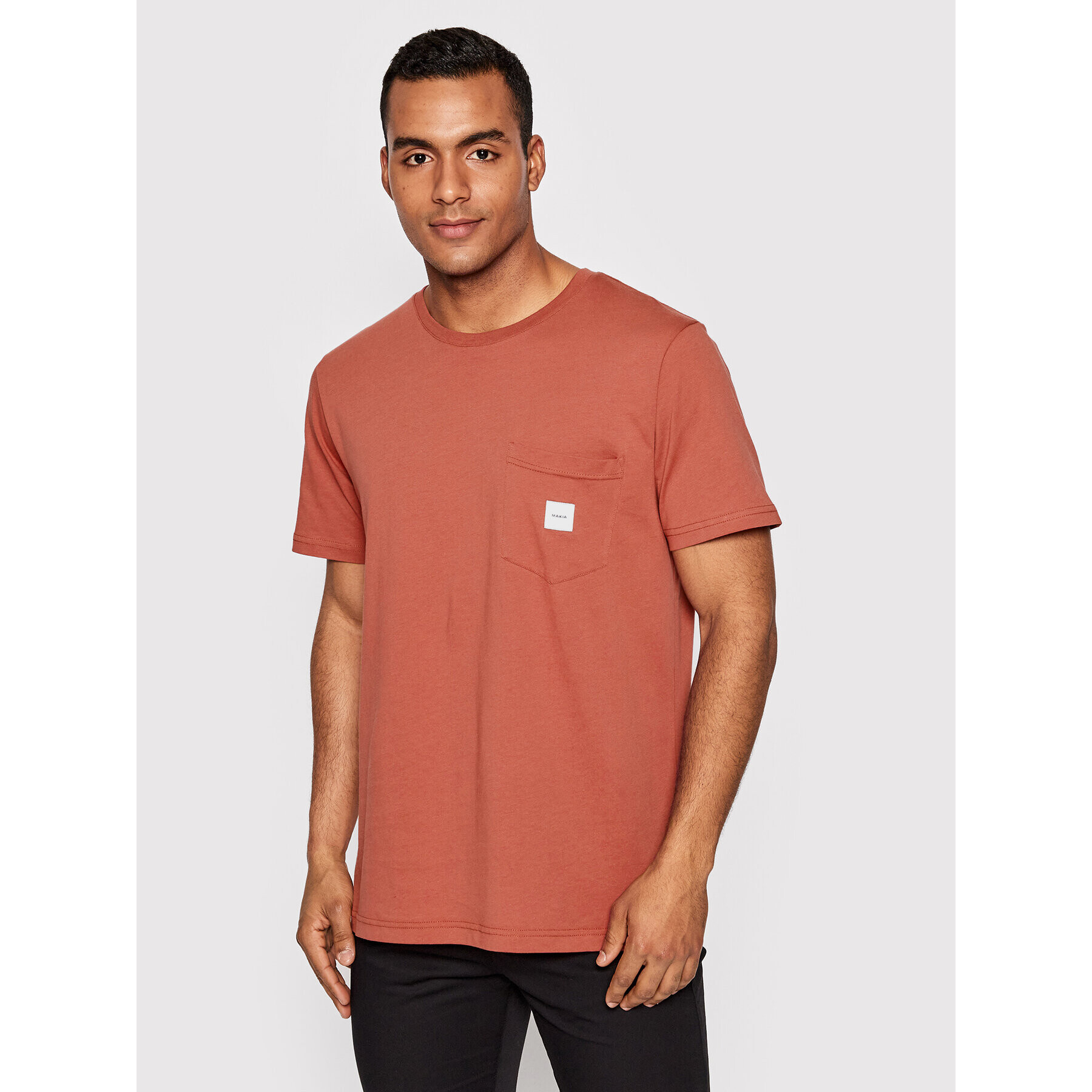 Makia T-Shirt Square Pocket M24041 Červená Regular Fit - Pepit.cz