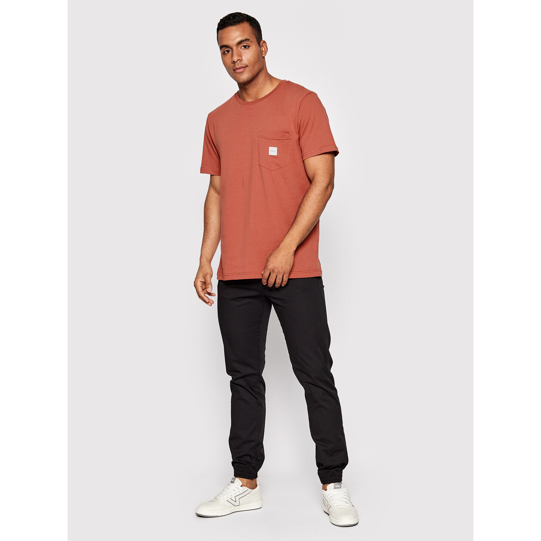 Makia T-Shirt Square Pocket M24041 Červená Regular Fit - Pepit.cz