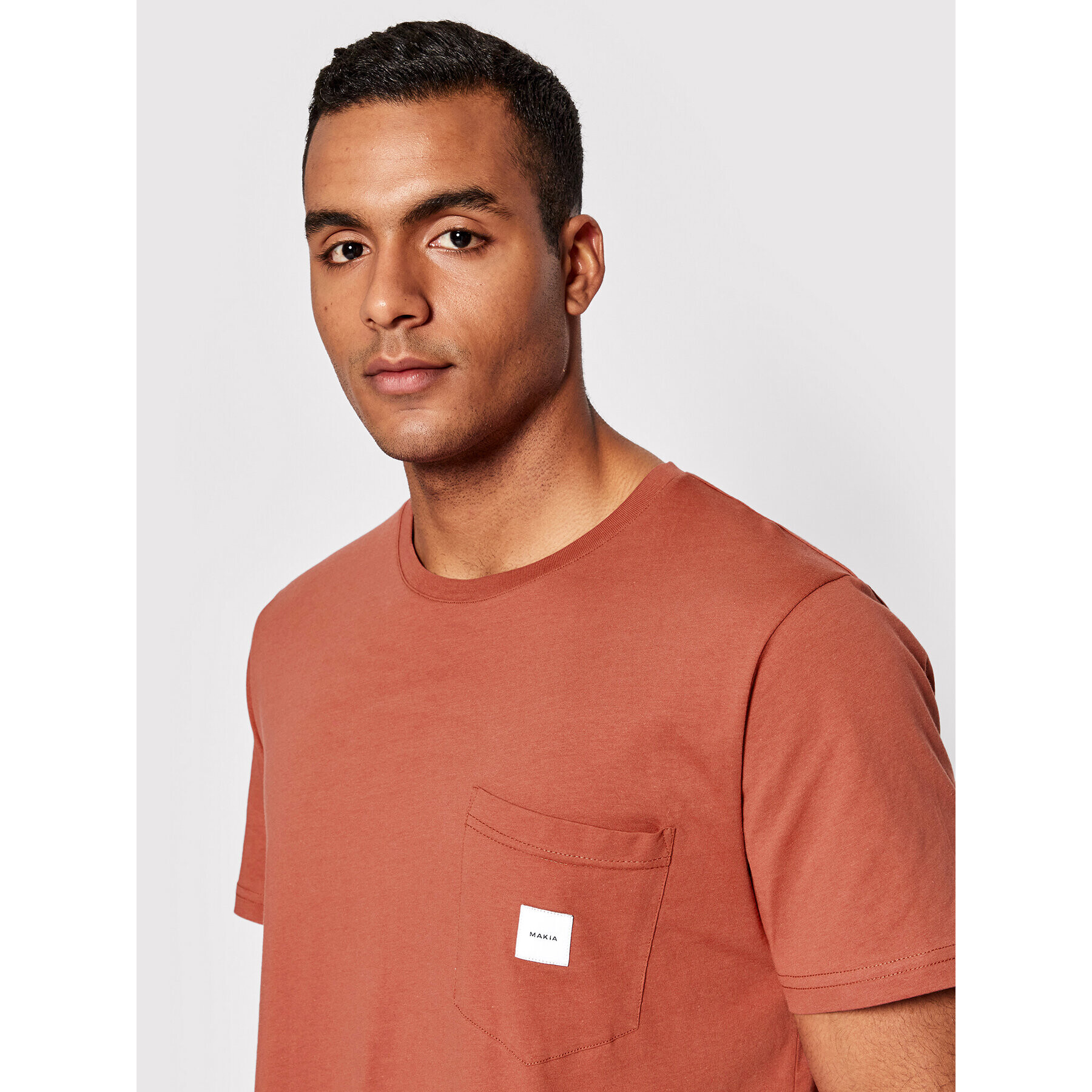 Makia T-Shirt Square Pocket M24041 Červená Regular Fit - Pepit.cz