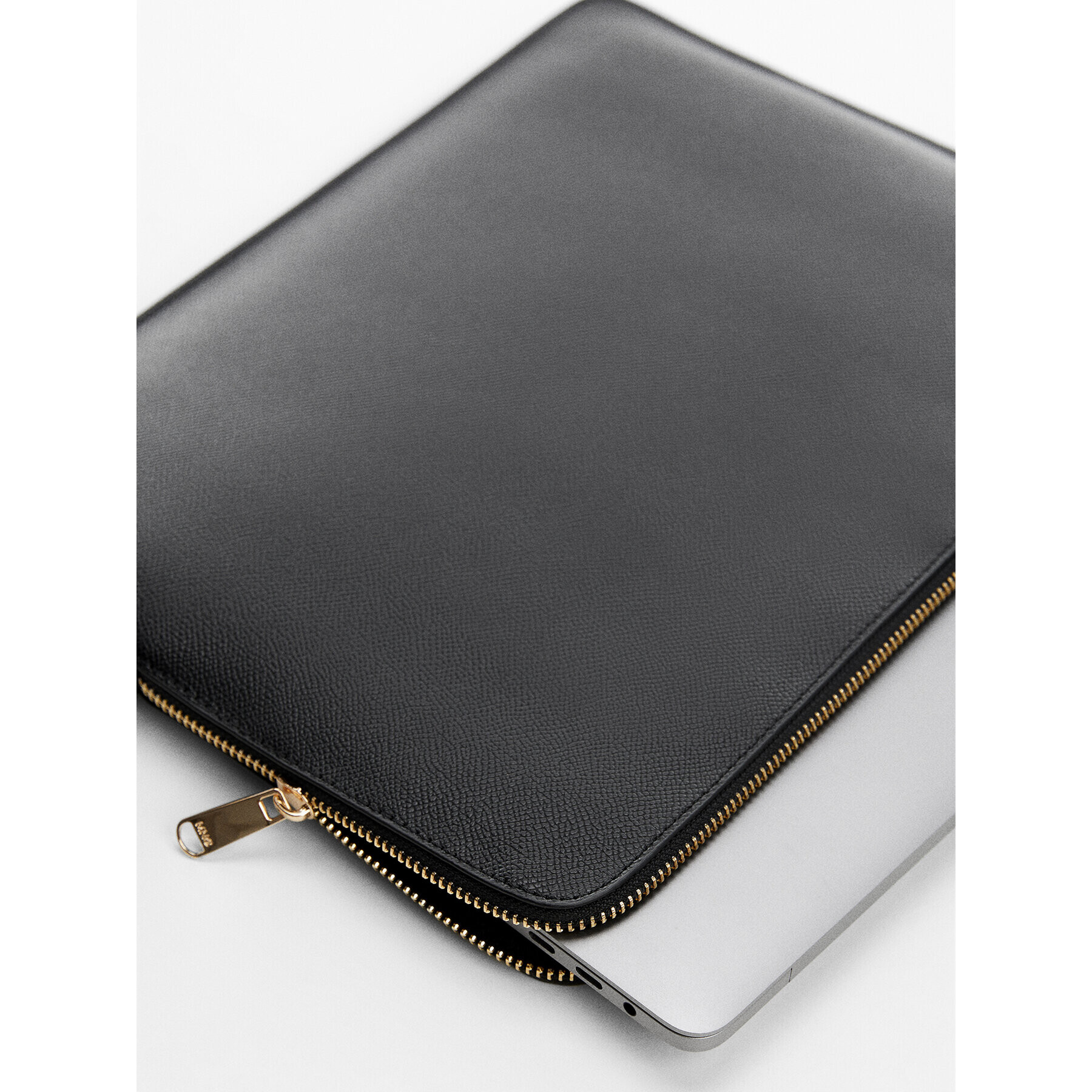 Mango Pouzdro Na Notebook Fabra 57045805 Černá - Pepit.cz