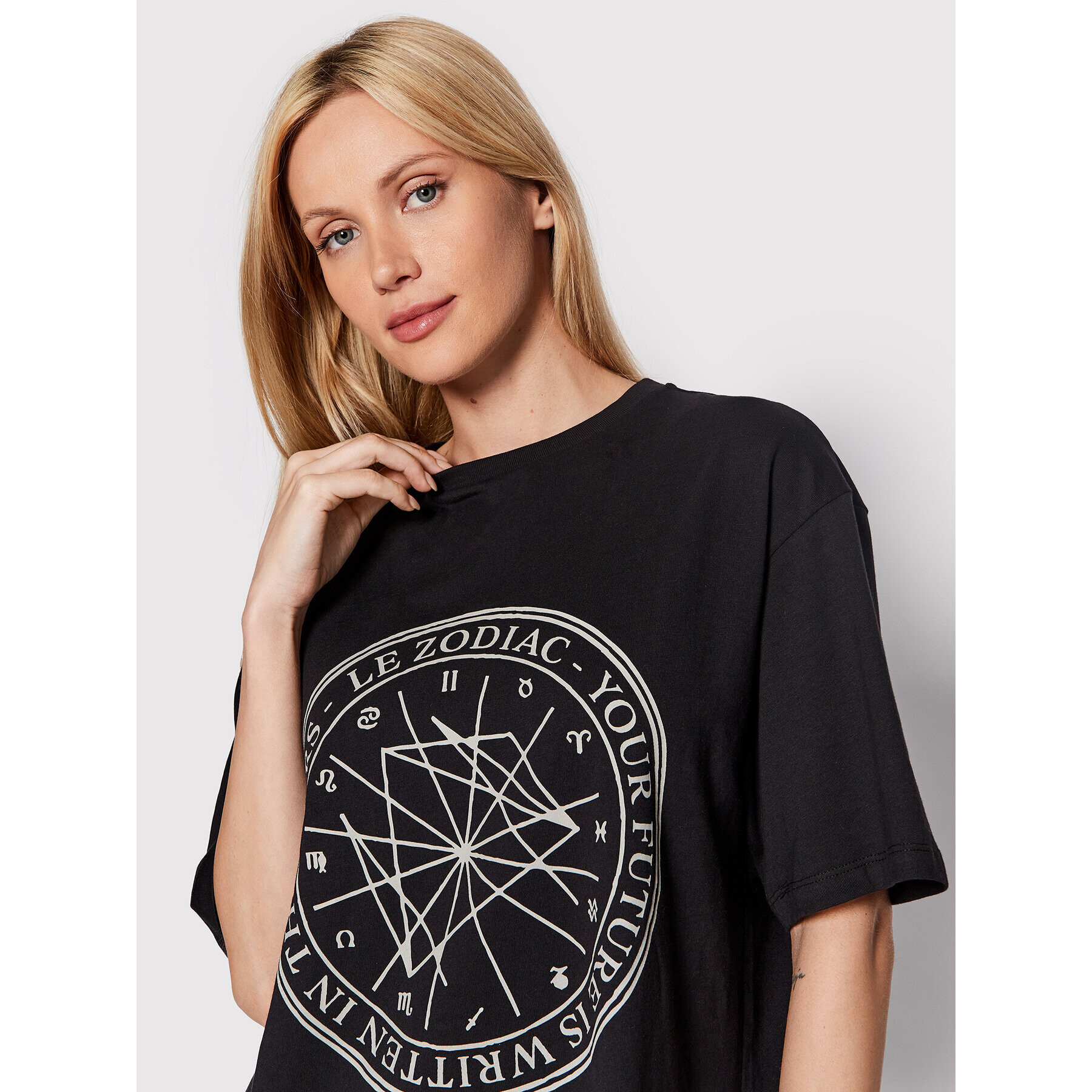 NA-KD T-Shirt Zodiac 1100-005618-8309-003 Černá Relaxed Fit - Pepit.cz