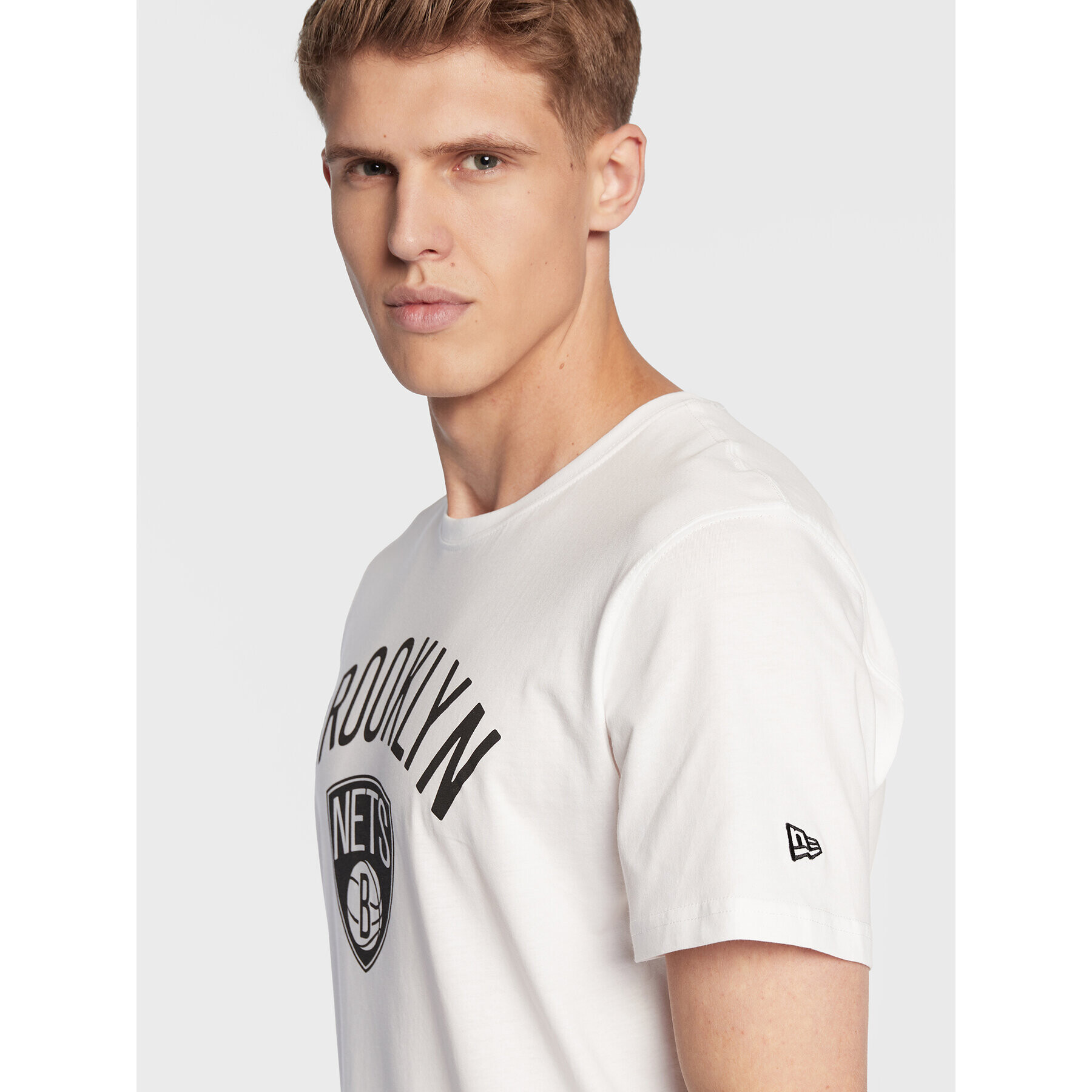 New Era T-Shirt Brooklyn Nets 11530756 Bílá Regular Fit - Pepit.cz