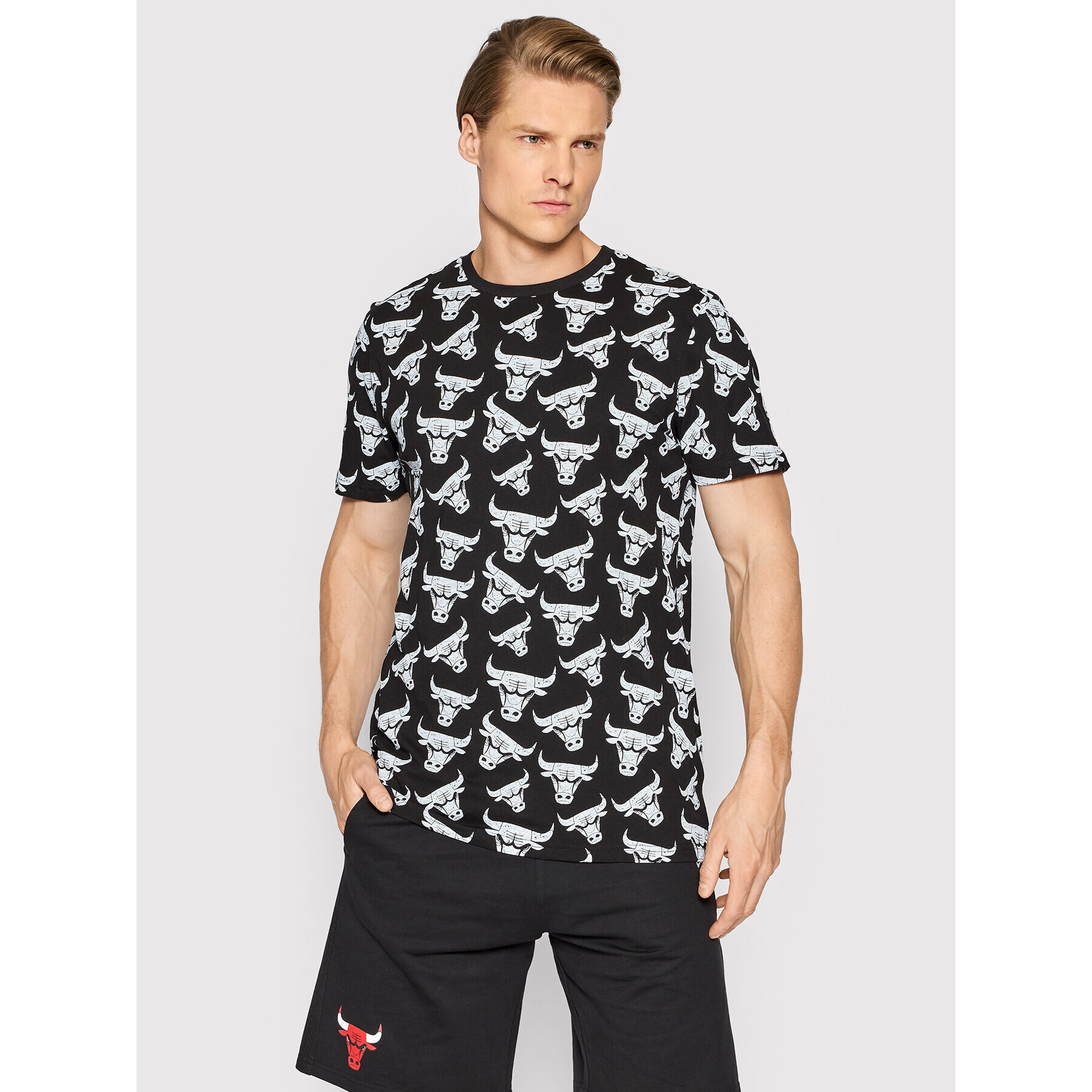 New Era T-Shirt Chicago Bulls All Over Logo 12893176 Černá Regular Fit - Pepit.cz