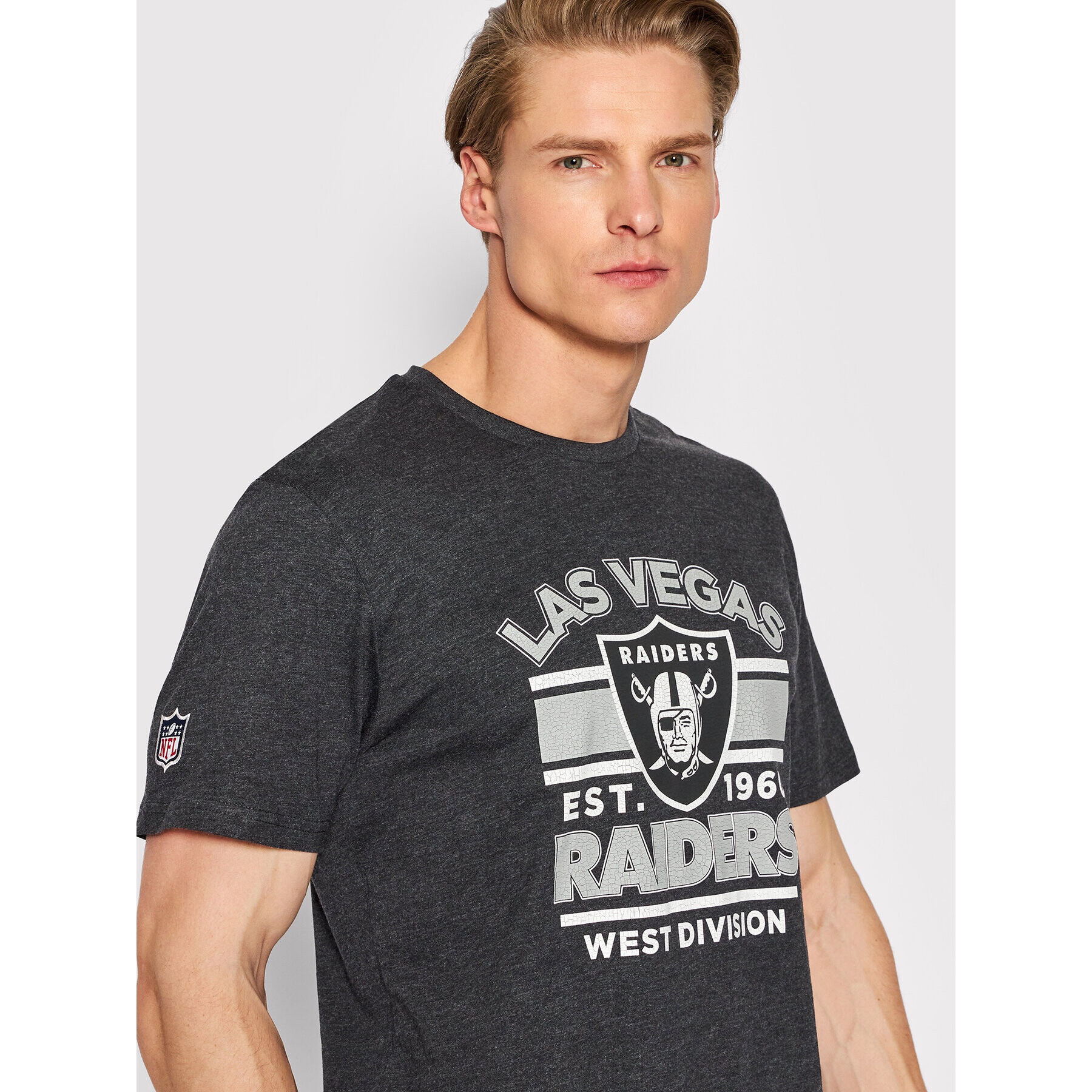 New Era T-Shirt Las Vegas Raiders Graphic 12893039 Šedá Regular Fit - Pepit.cz