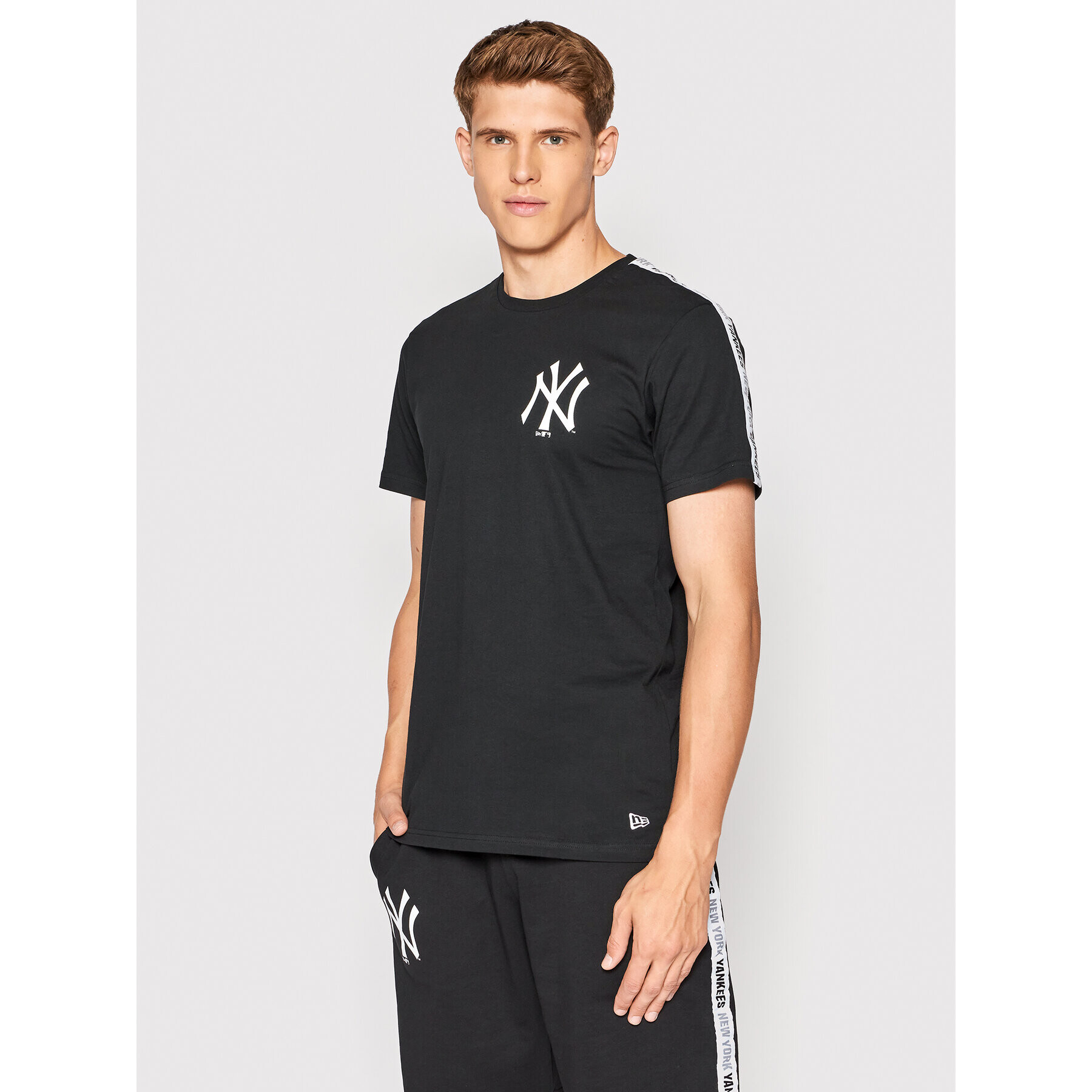 New Era T-Shirt Mlb Sleeve Taping 12369821 Černá Regular Fit - Pepit.cz