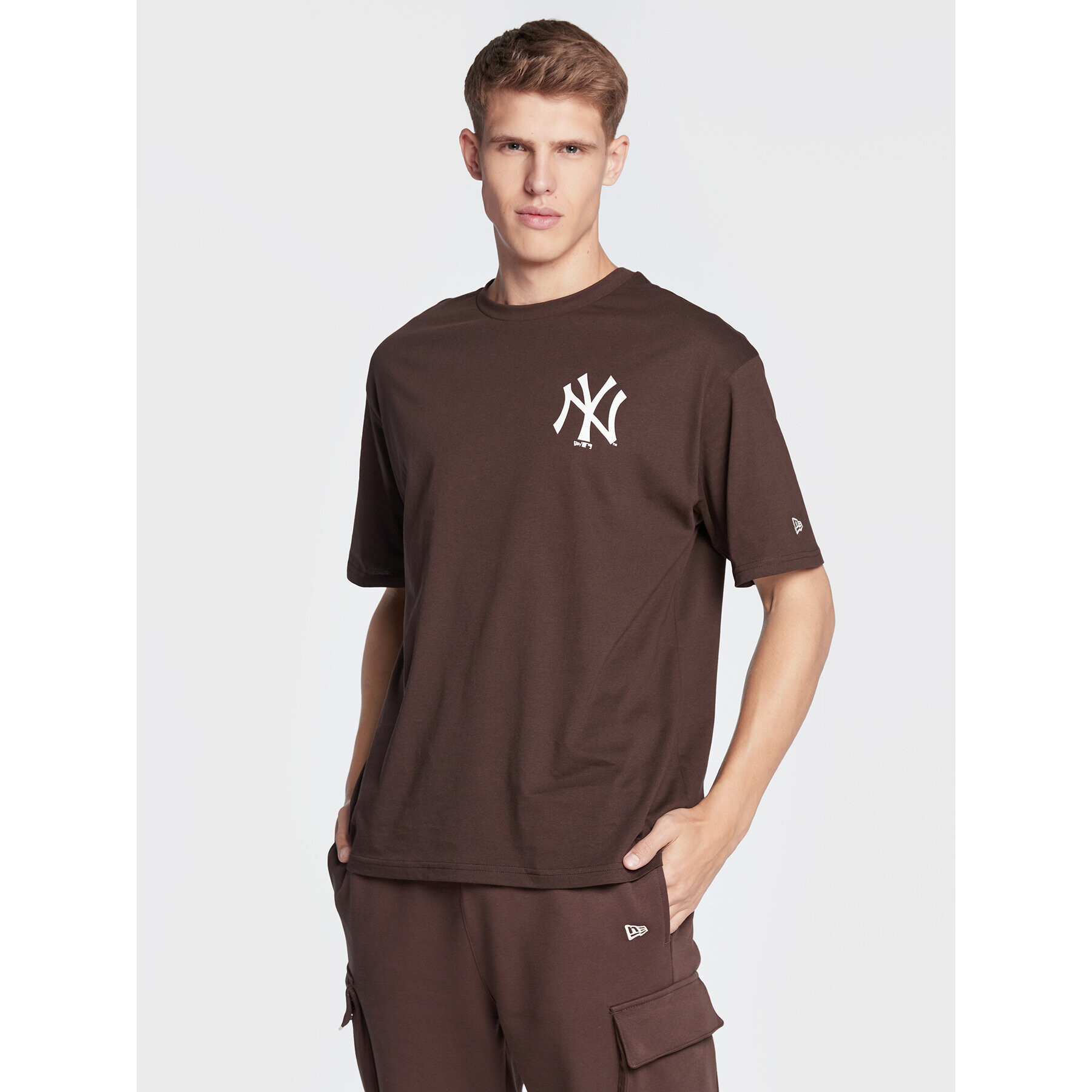 New Era T-Shirt New York Yankees League Essential 60284727 Hnědá Oversize - Pepit.cz