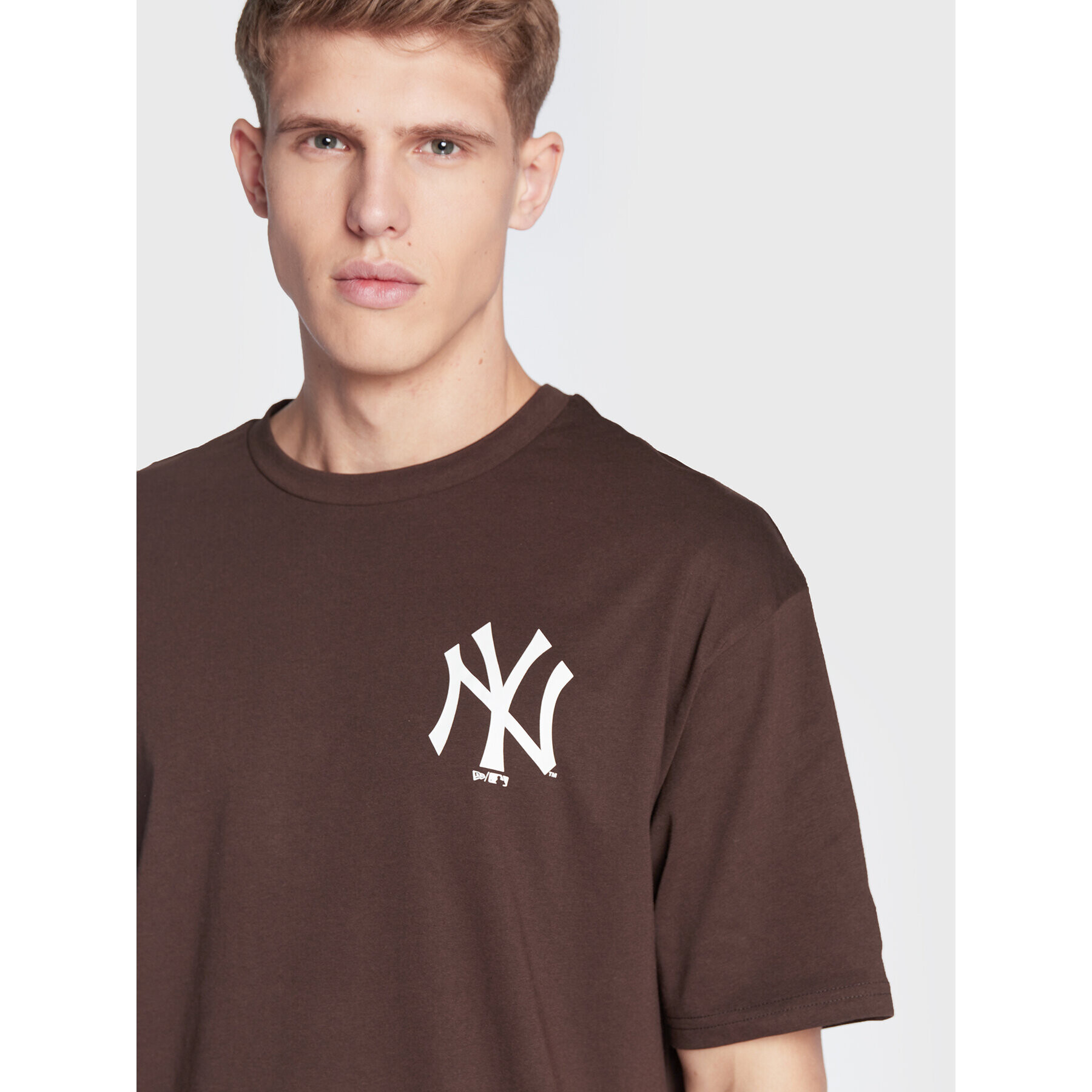 New Era T-Shirt New York Yankees League Essential 60284727 Hnědá Oversize - Pepit.cz