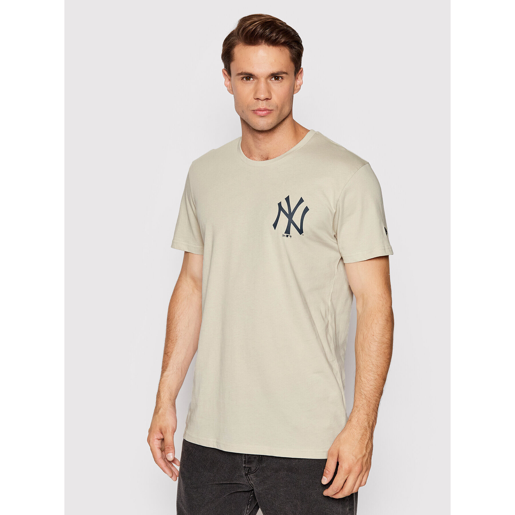 New Era T-Shirt New York Yankees Mlb League Essential Stone 13083955 Šedá Relaxed Fit - Pepit.cz