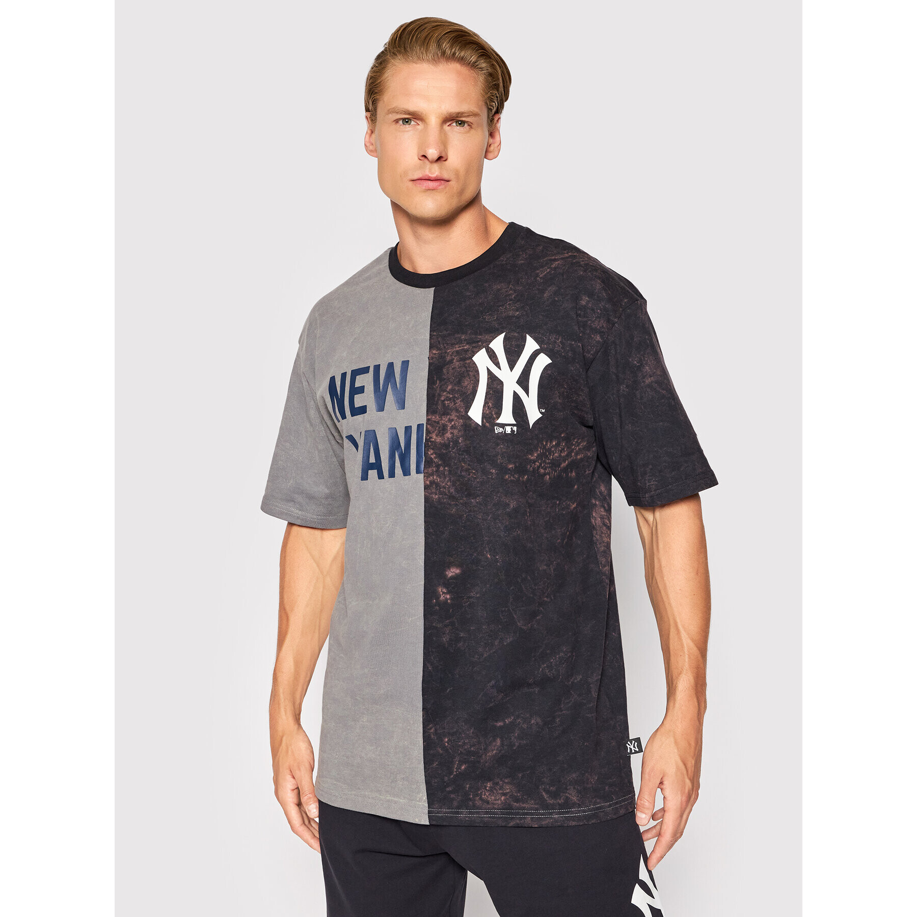 New Era T-Shirt New York Yankees Split Graphic 13083854 Šedá Regular Fit - Pepit.cz