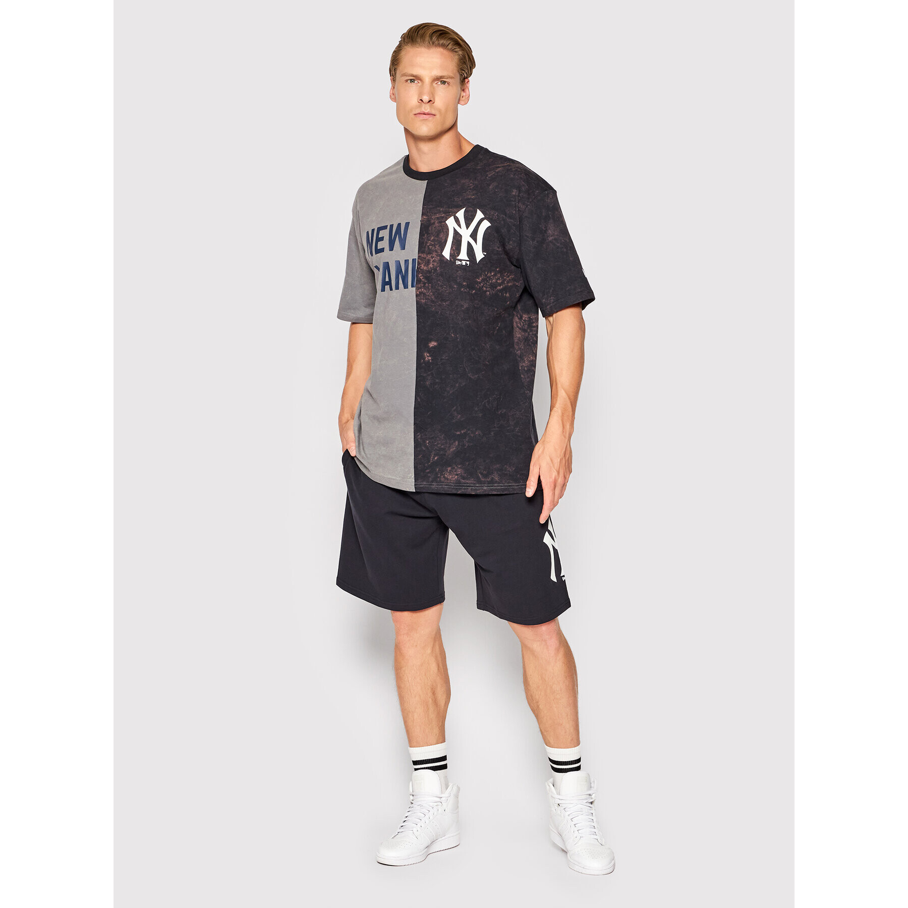 New Era T-Shirt New York Yankees Split Graphic 13083854 Šedá Regular Fit - Pepit.cz