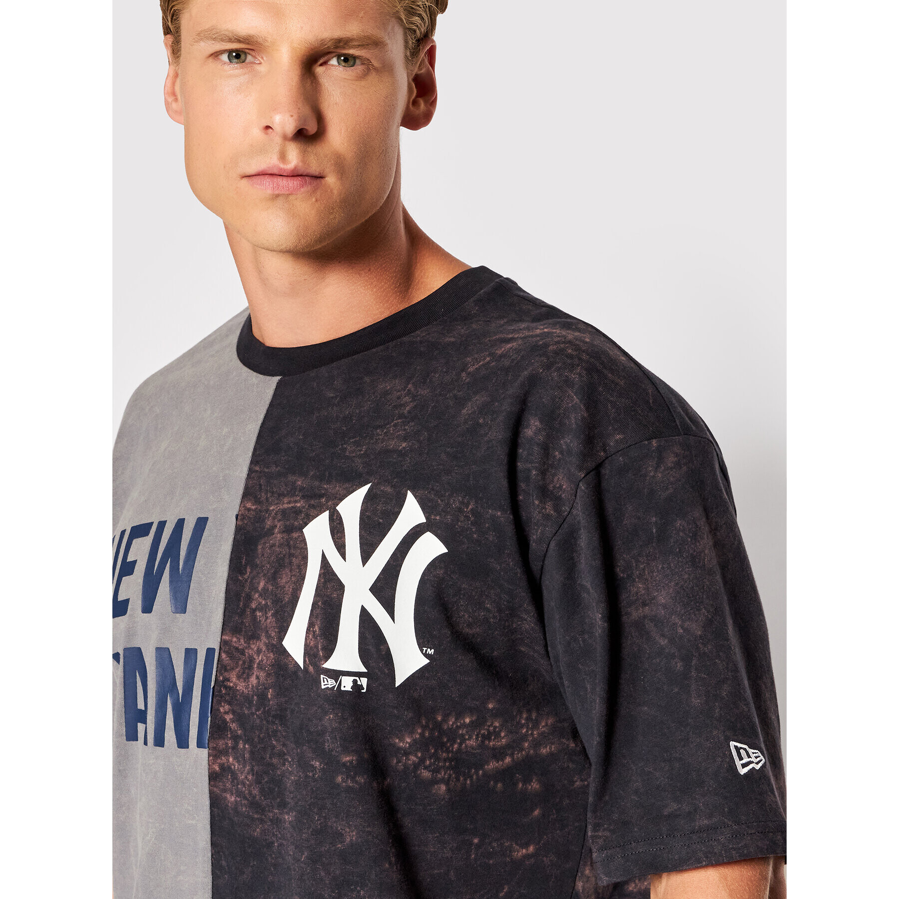 New Era T-Shirt New York Yankees Split Graphic 13083854 Šedá Regular Fit - Pepit.cz