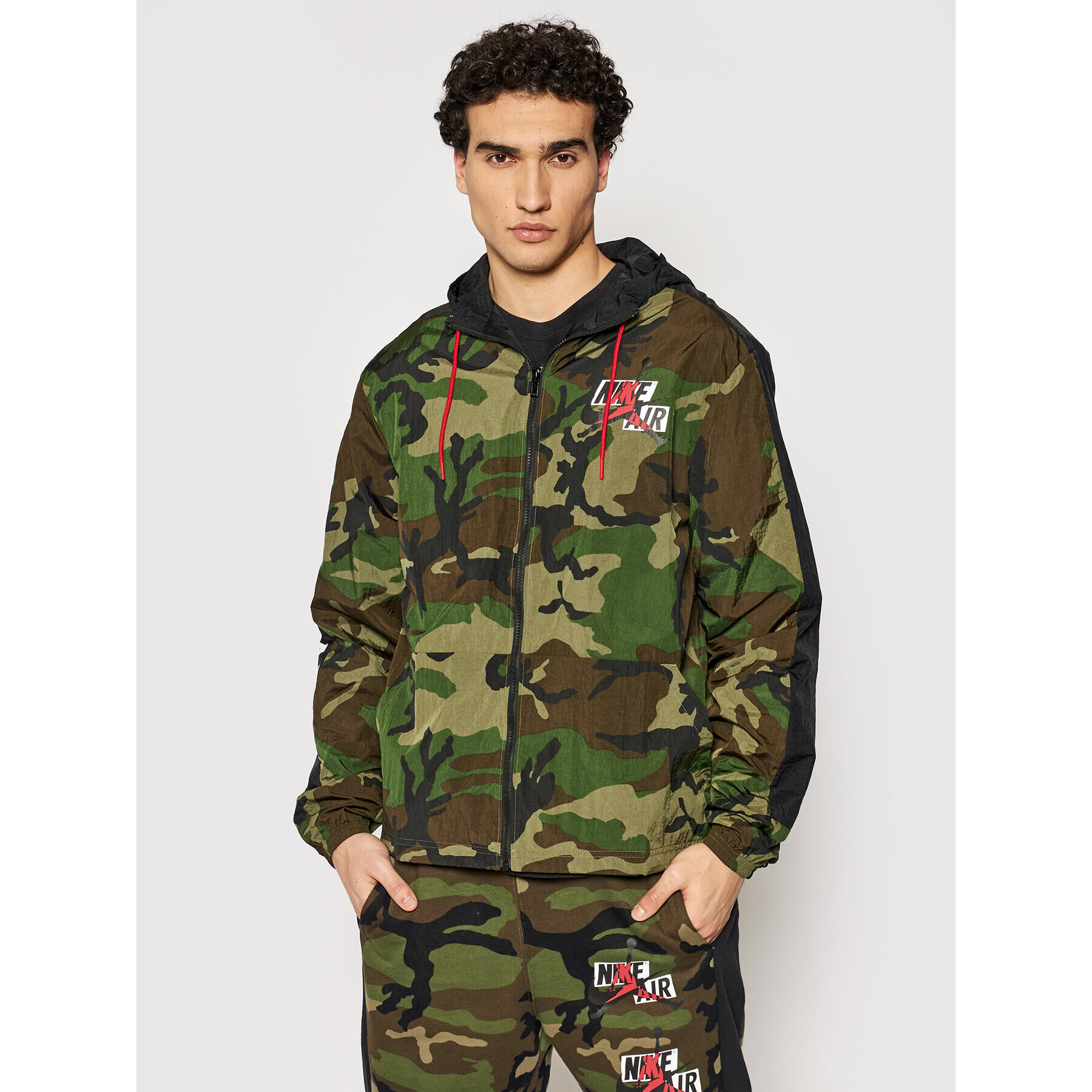 Nike Bunda pro přechodné období Air Jordan Jumpman Classics Windbreaker Camo CU2030 Zelená Standard Fit - Pepit.cz