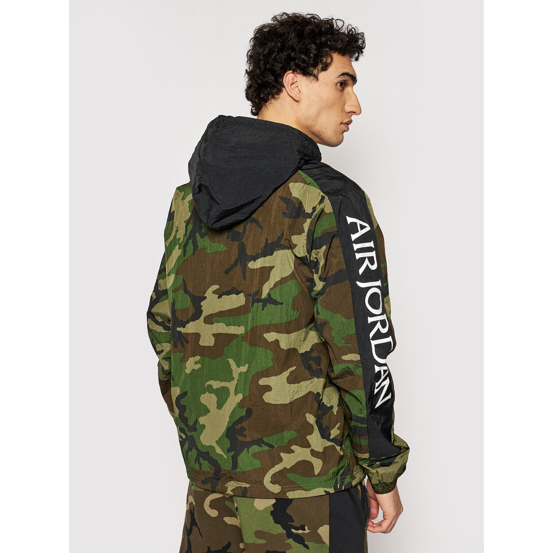 Nike Bunda pro přechodné období Air Jordan Jumpman Classics Windbreaker Camo CU2030 Zelená Standard Fit - Pepit.cz