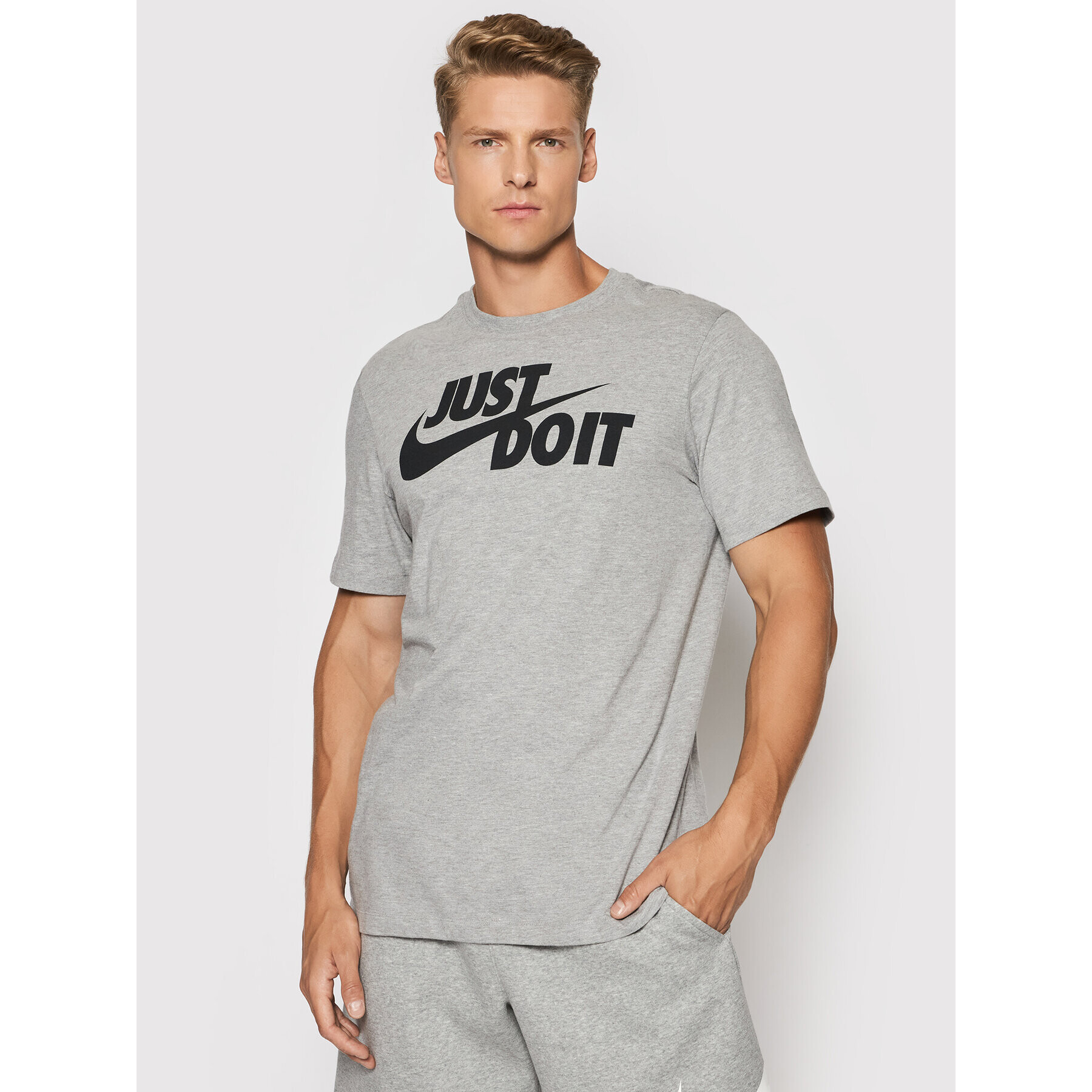 Nike T-Shirt Just Do It Swoosh AR5006 Šedá Regular Fit - Pepit.cz