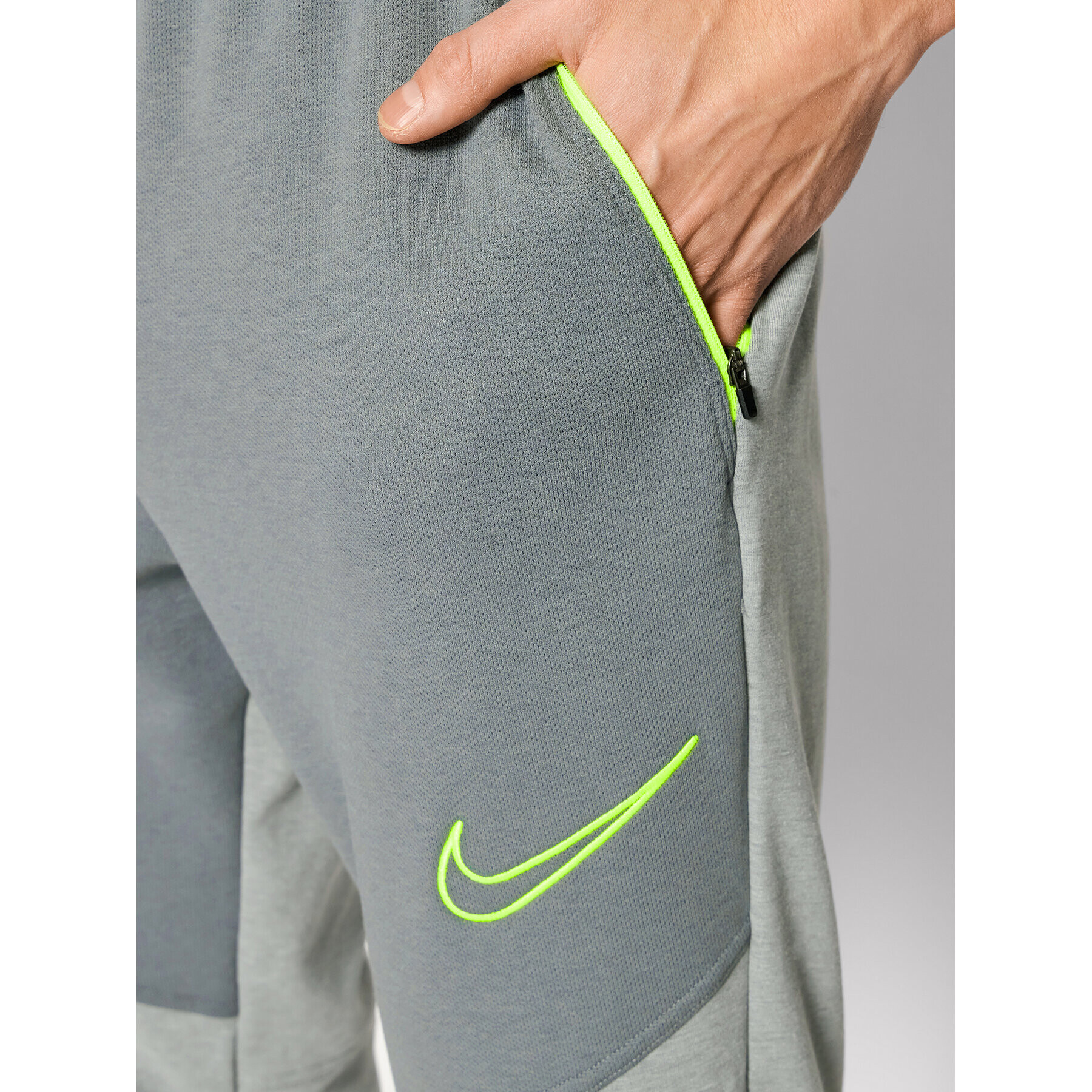 Nike Teplákové kalhoty Therma-Fit DD2108 Šedá Regular Fit - Pepit.cz