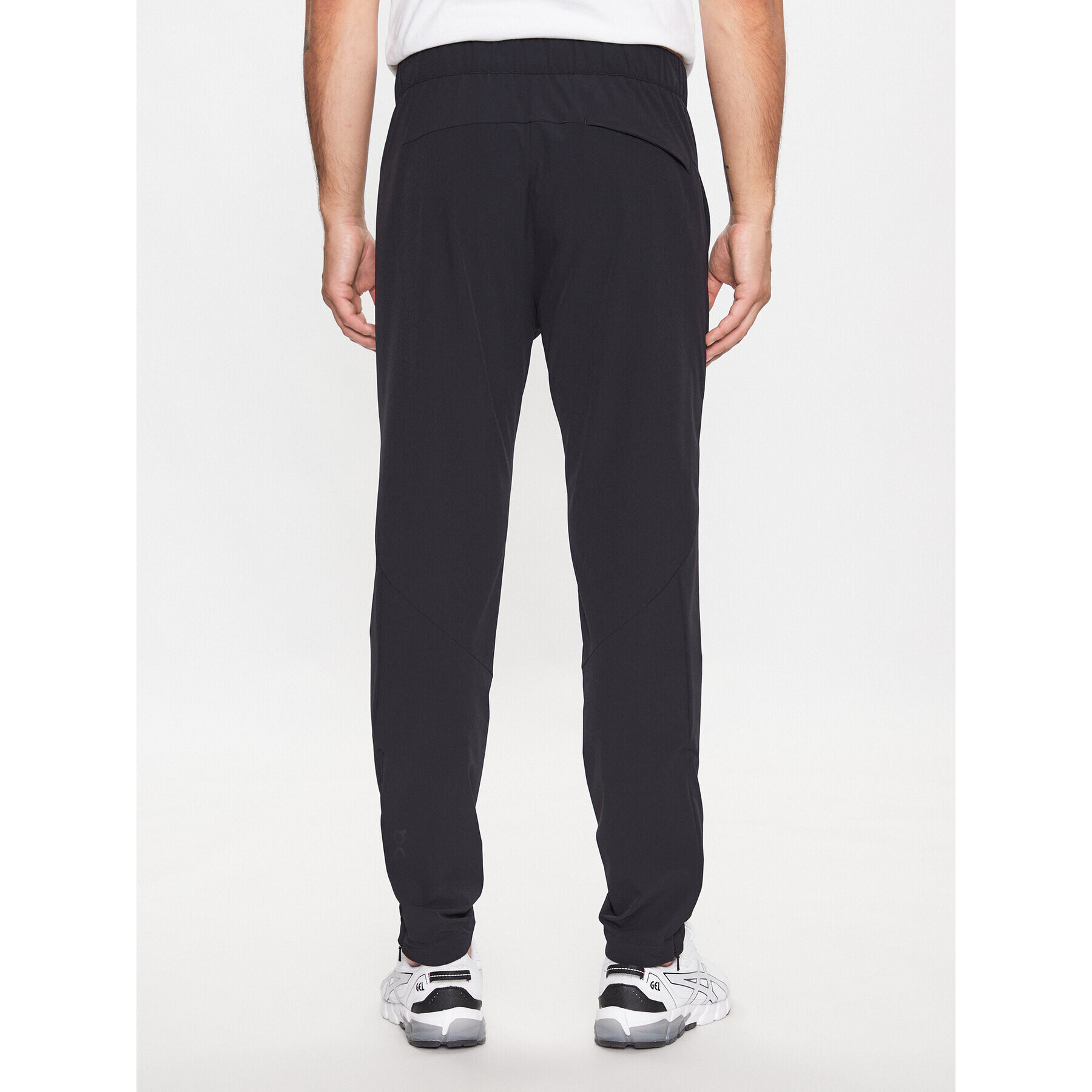 On Teplákové kalhoty Active Pants M 13600086 Černá Athletic Fit - Pepit.cz