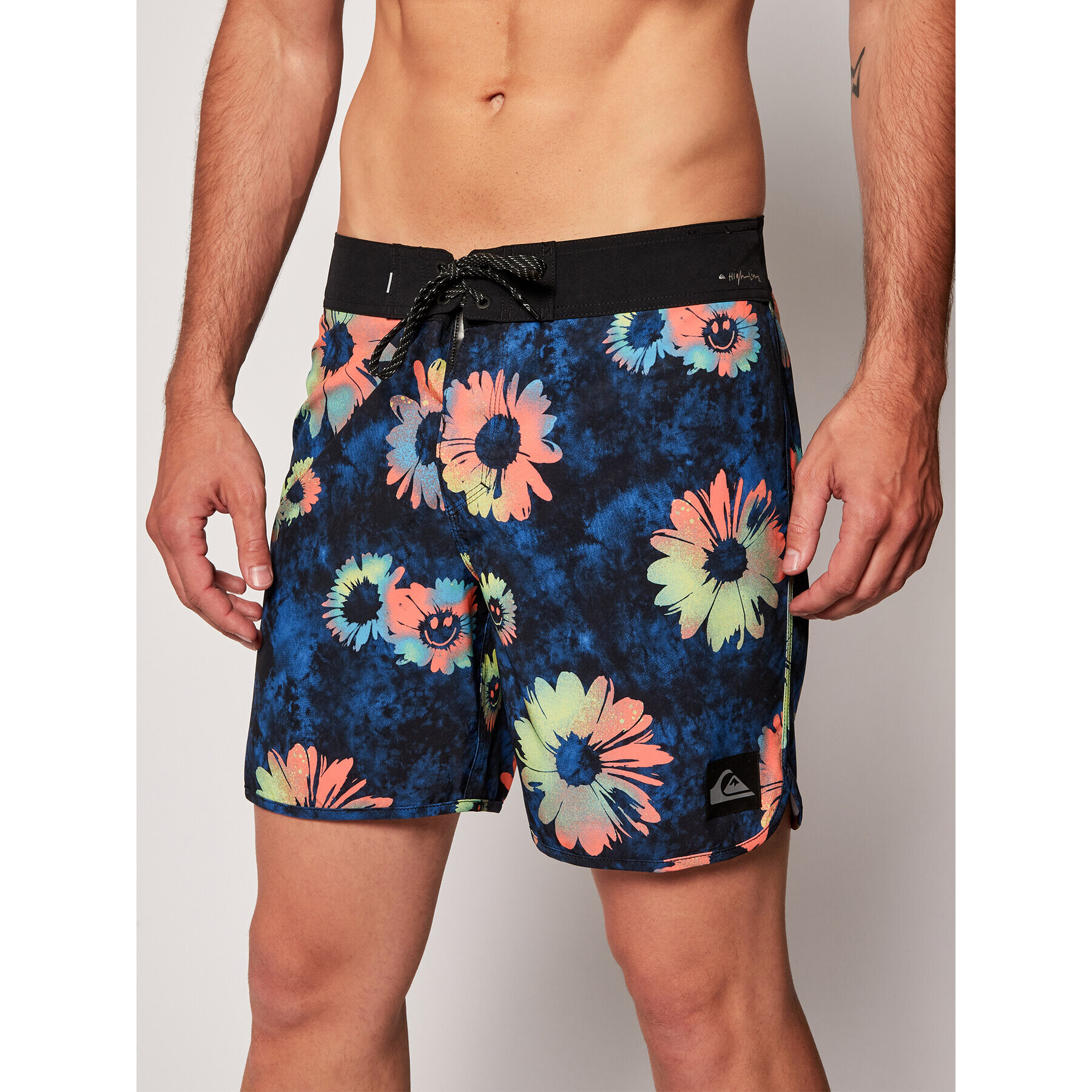 Quiksilver Plavecké šortky Highline Sprayed Daisy 17" EQYBS04329 Barevná Regular Fit - Pepit.cz