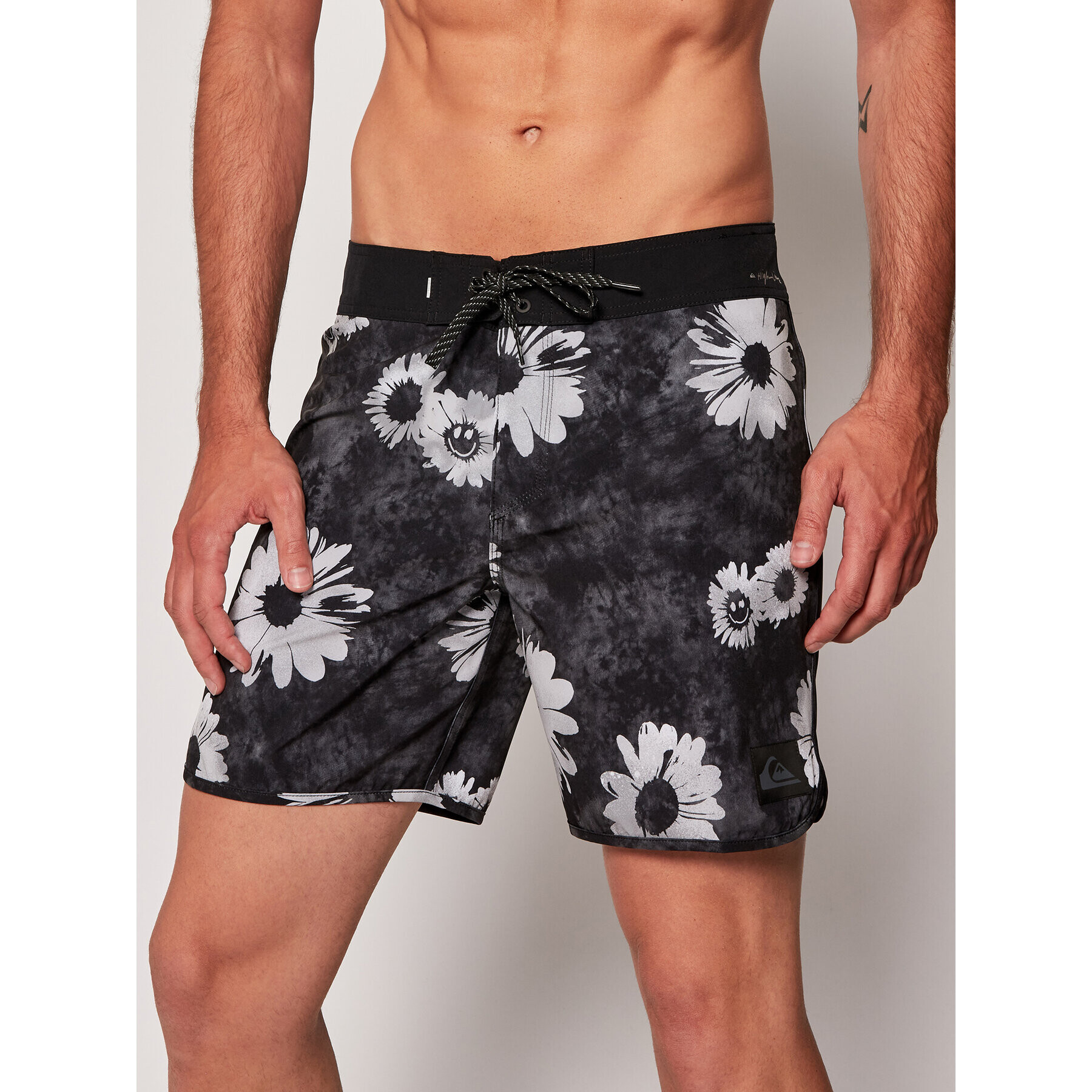 Quiksilver Plavecké šortky Highline Sprayed Daisy 17" EQYBS04329 Barevná Regular Fit - Pepit.cz