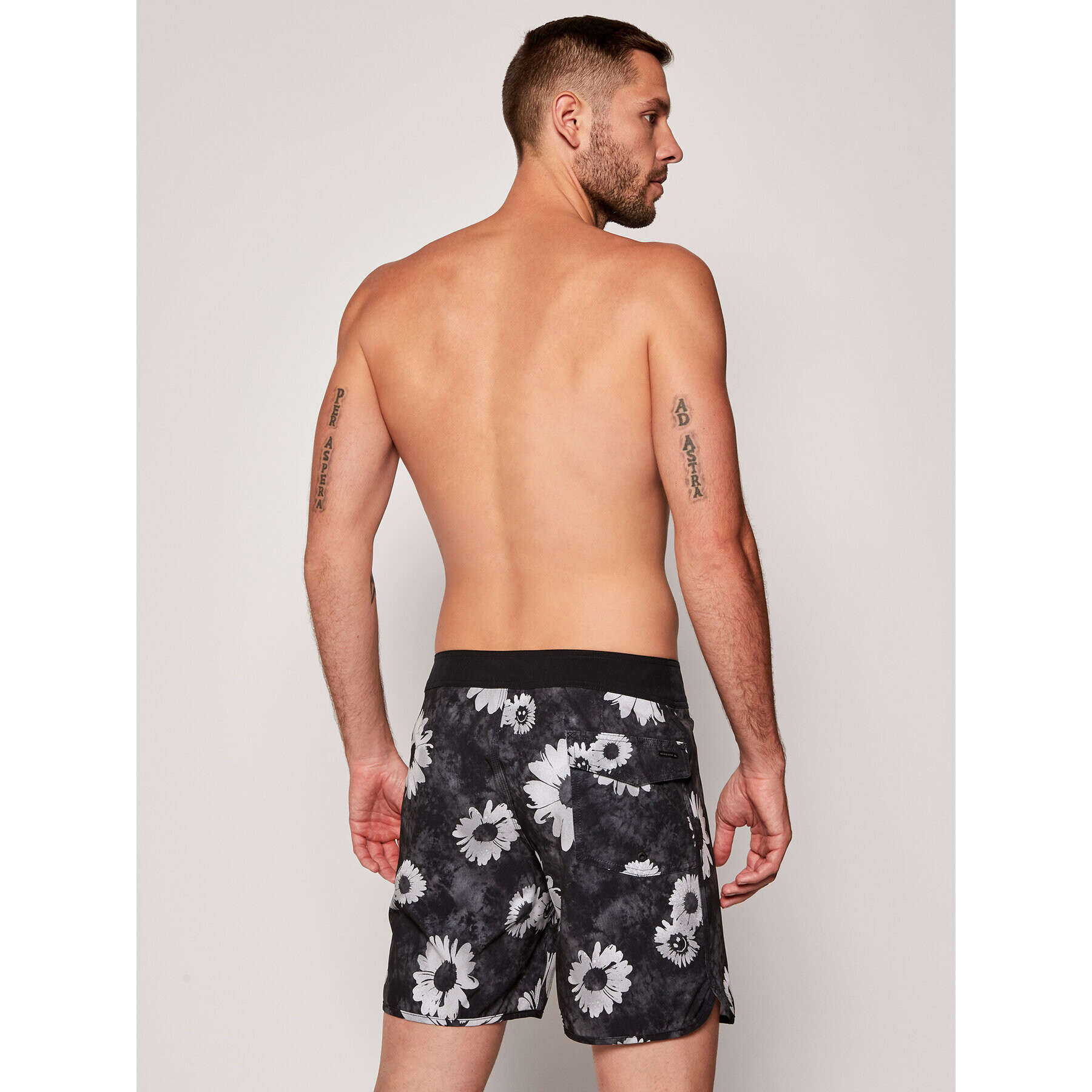 Quiksilver Plavecké šortky Highline Sprayed Daisy 17" EQYBS04329 Barevná Regular Fit - Pepit.cz