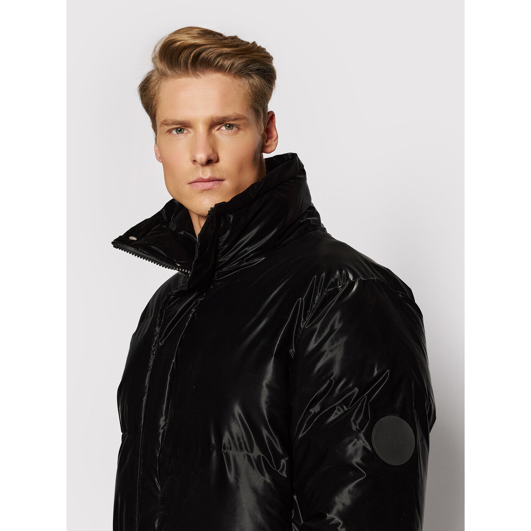 Rains Vatovaná bunda Unisex Puffer 1536 Černá Regular Fit - Pepit.cz