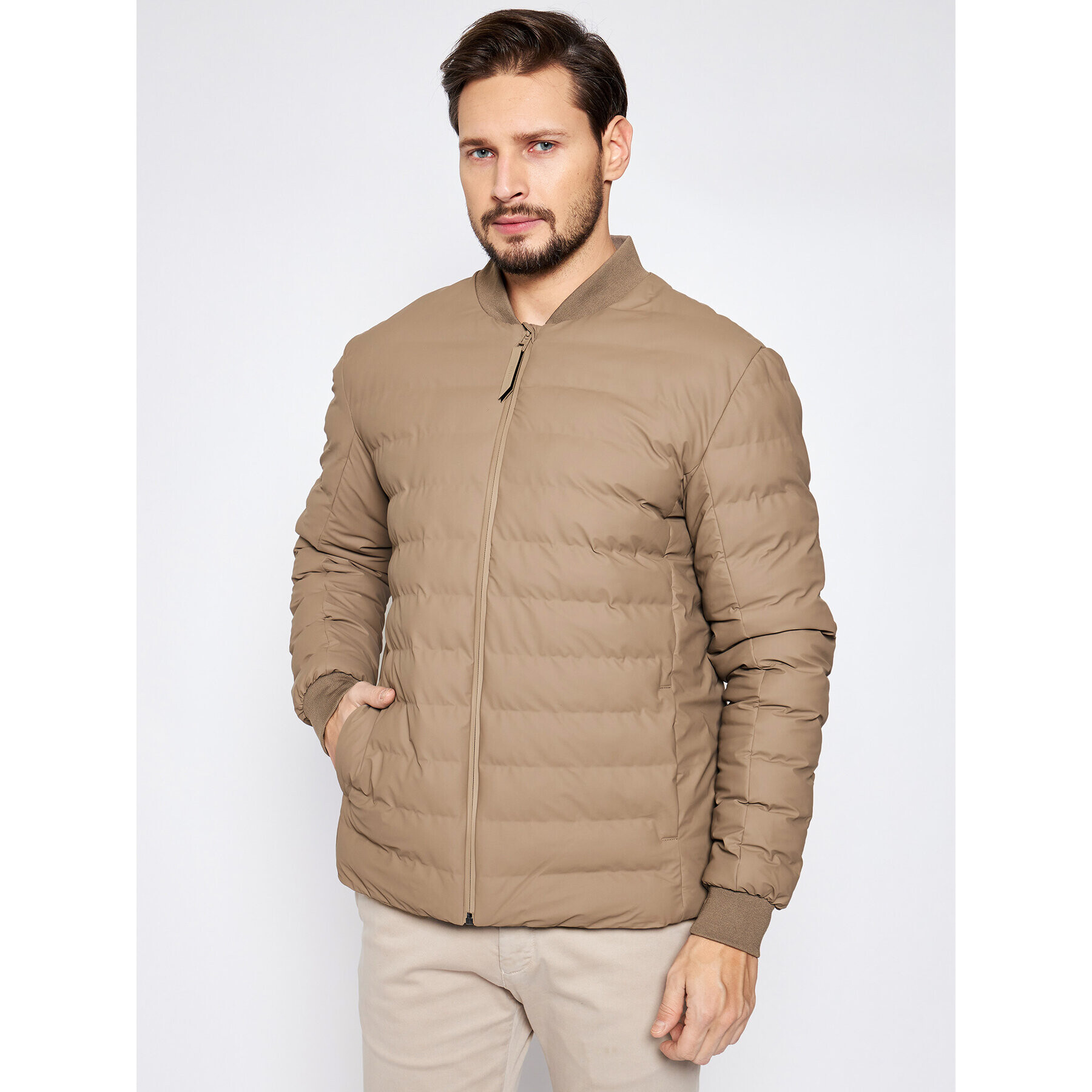 Rains Vatovaná bunda Unisex Trekker 1521 Hnědá Casual Fit - Pepit.cz