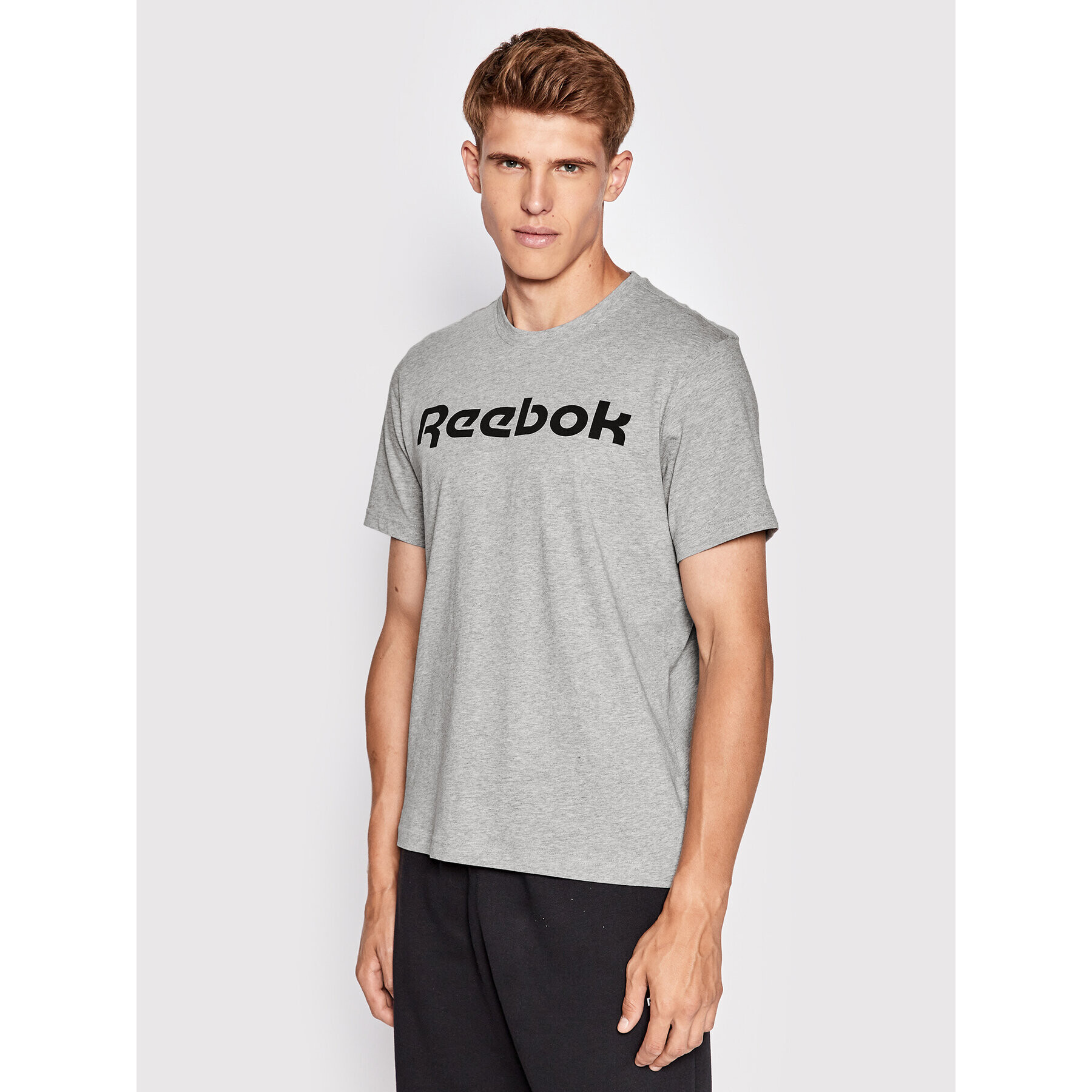 Reebok T-Shirt Graphic Series Linear Logo FP9162 Šedá Slim Fit - Pepit.cz