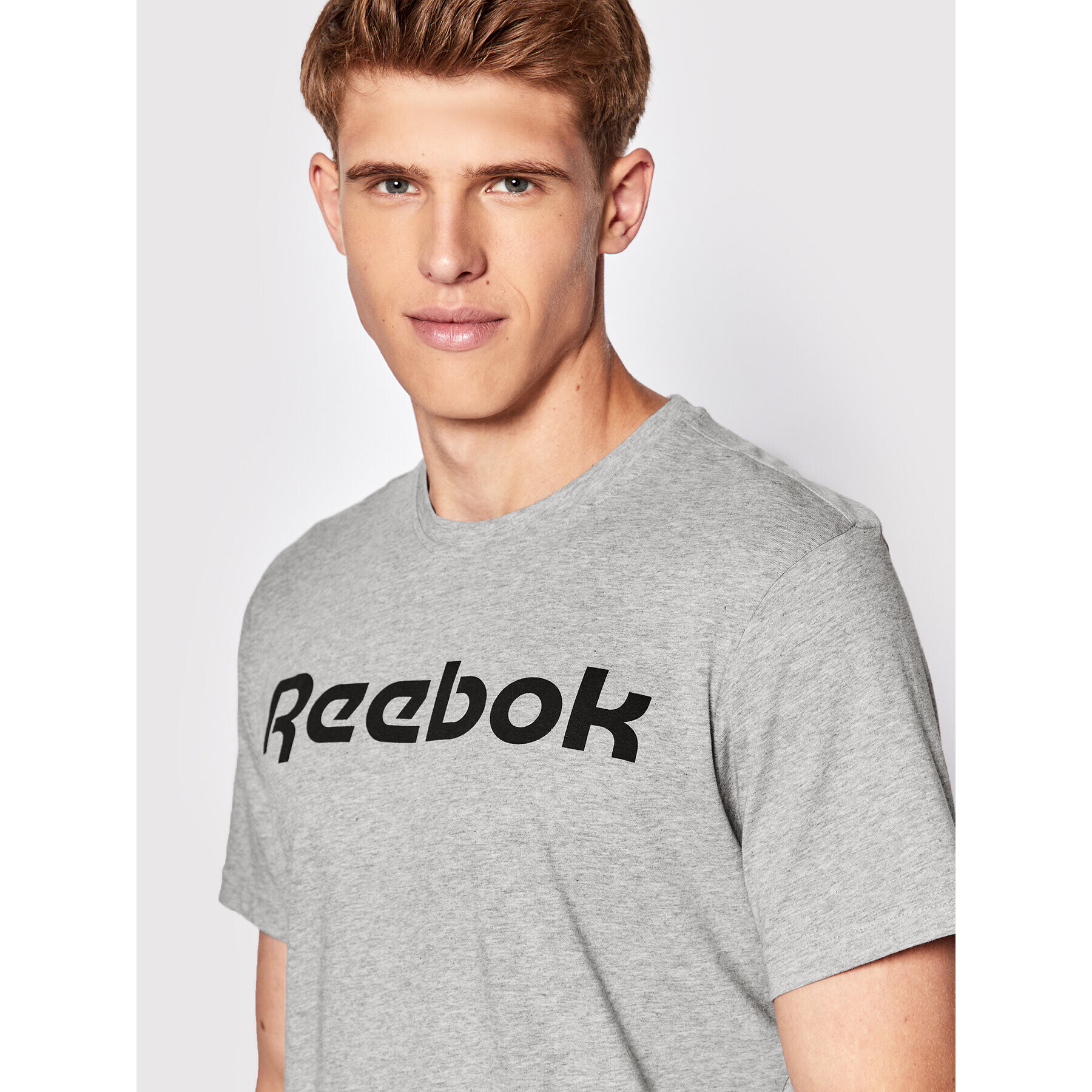 Reebok T-Shirt Graphic Series Linear Logo FP9162 Šedá Slim Fit - Pepit.cz