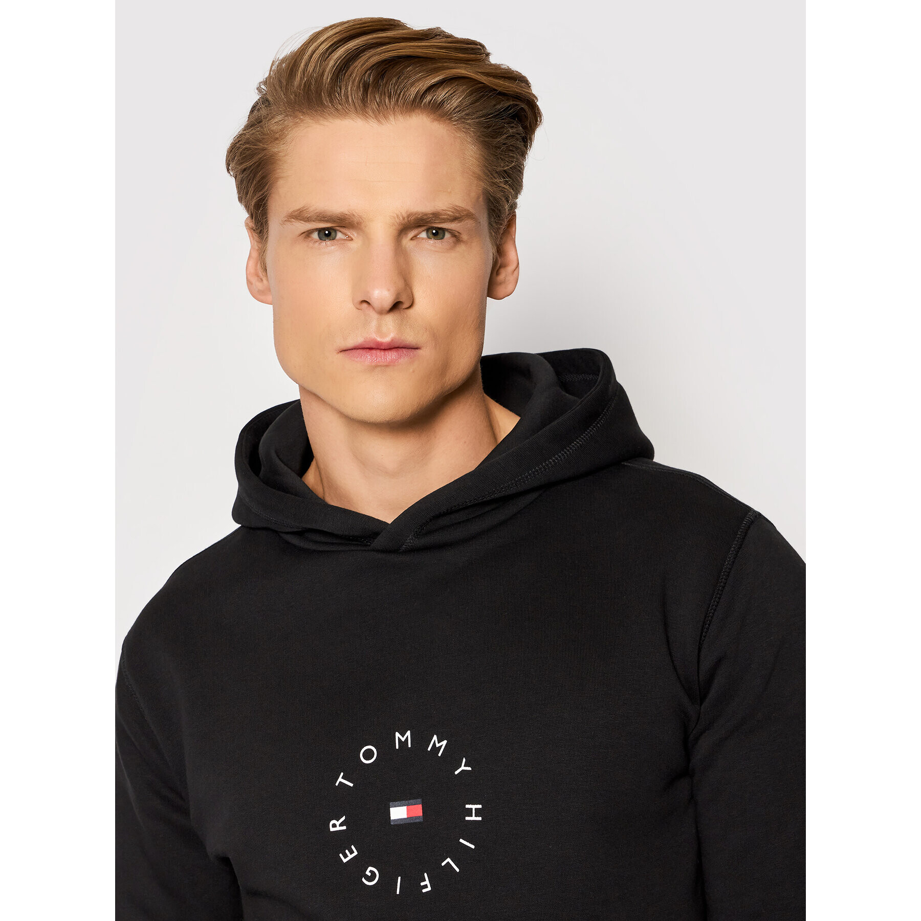 Tommy Hilfiger Mikina Roundall Graphic MW0MW22116 Černá Regular Fit - Pepit.cz